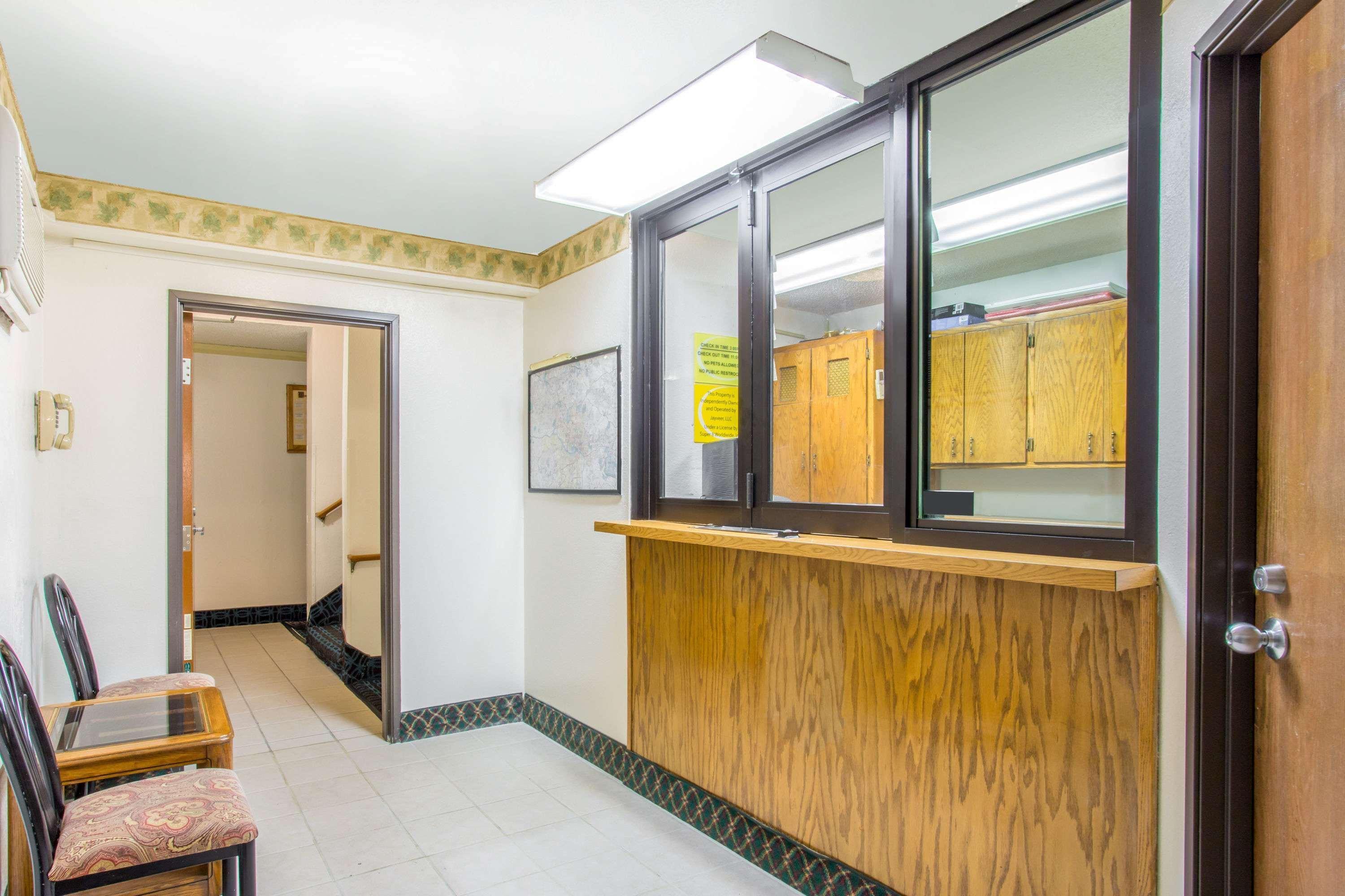 Vista Lobby Super 8 by Wyndham Richmond/Broad Street