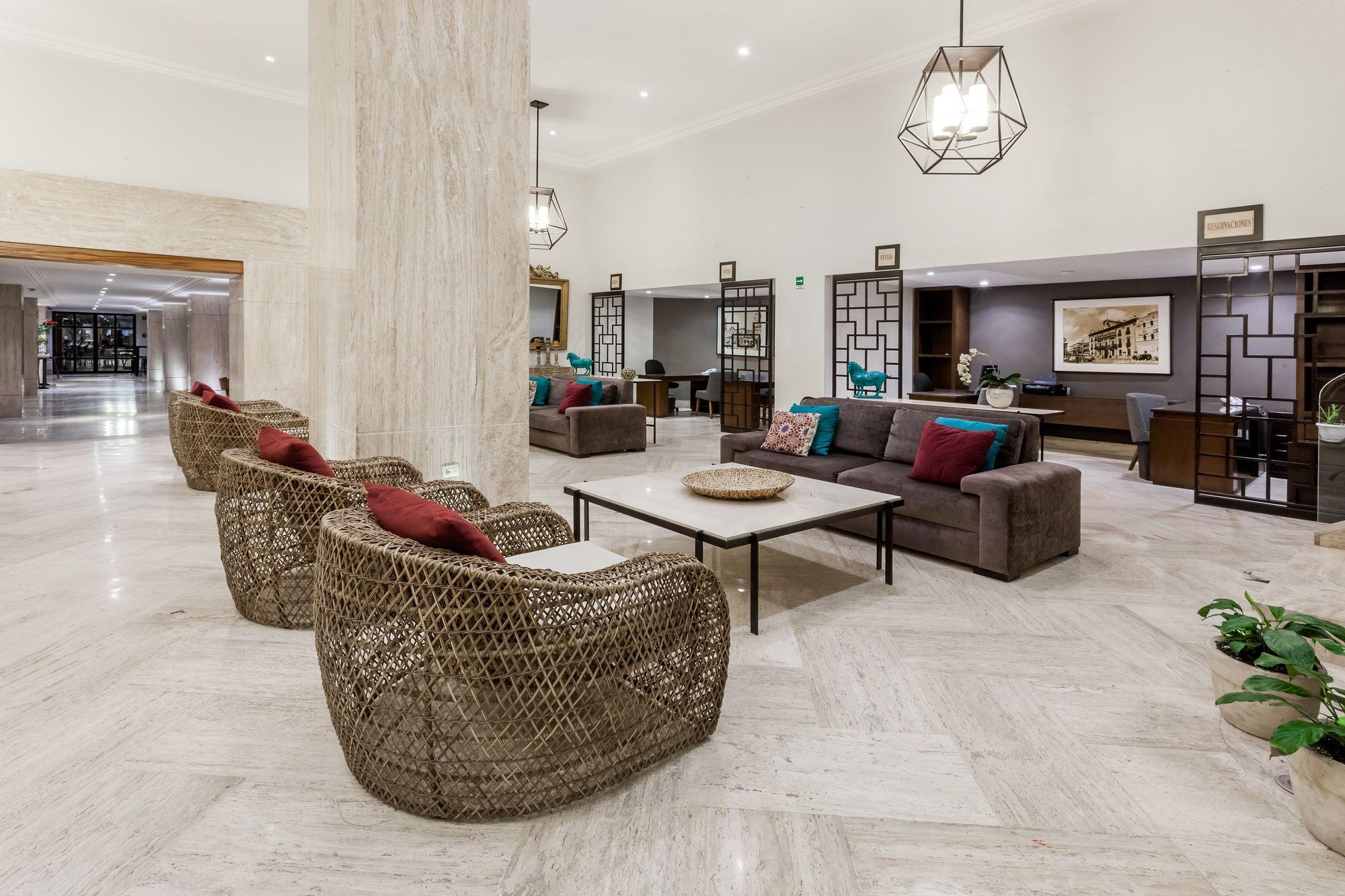 Vista Lobby Ramada Plaza