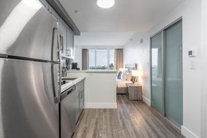 Renta temporal - Stylish Studio at Hotel Arya King Bed, Full Kitchen + City View Balcony