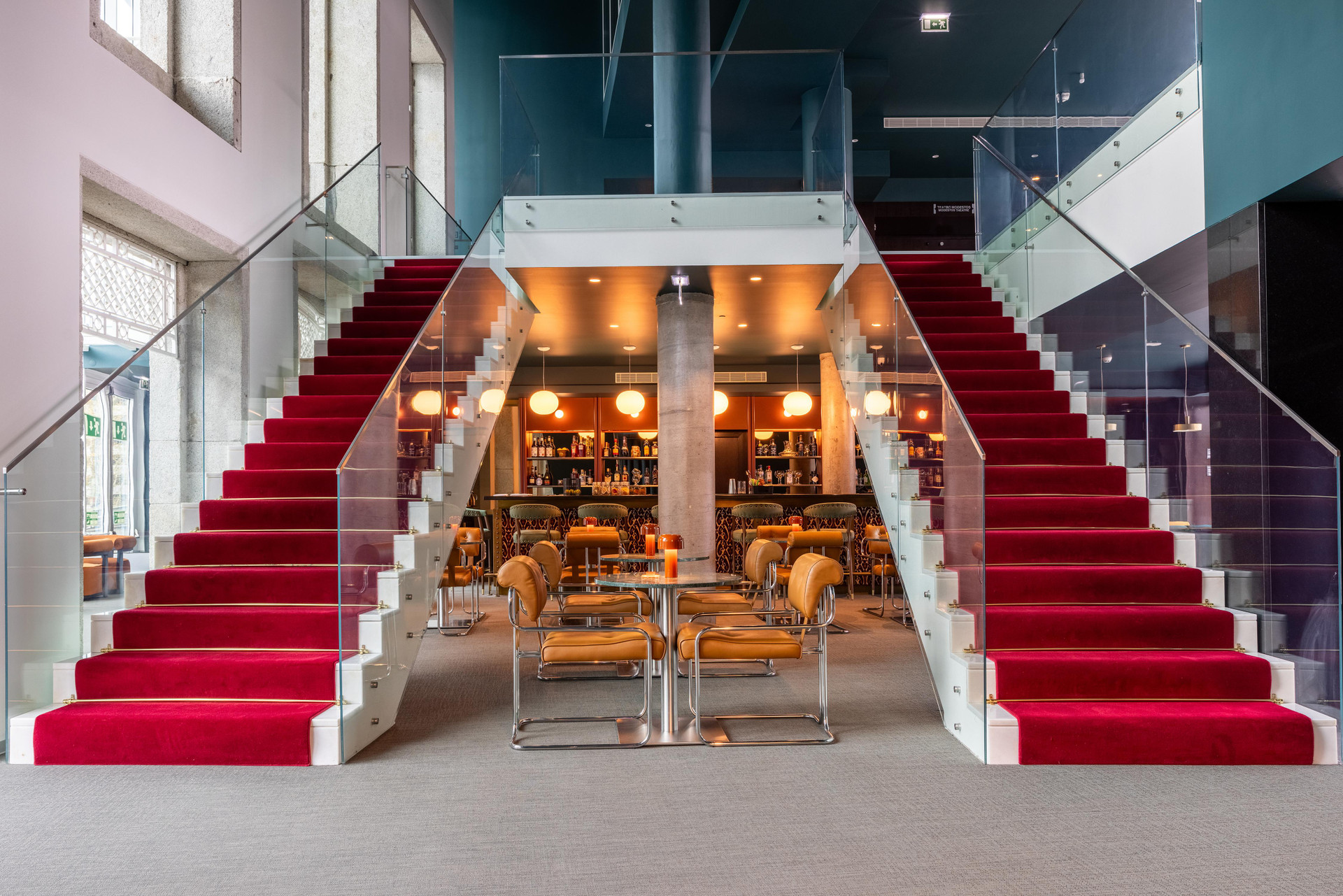 Vista do lobby Cenica Porto Hotel, Curio Collection by Hilton