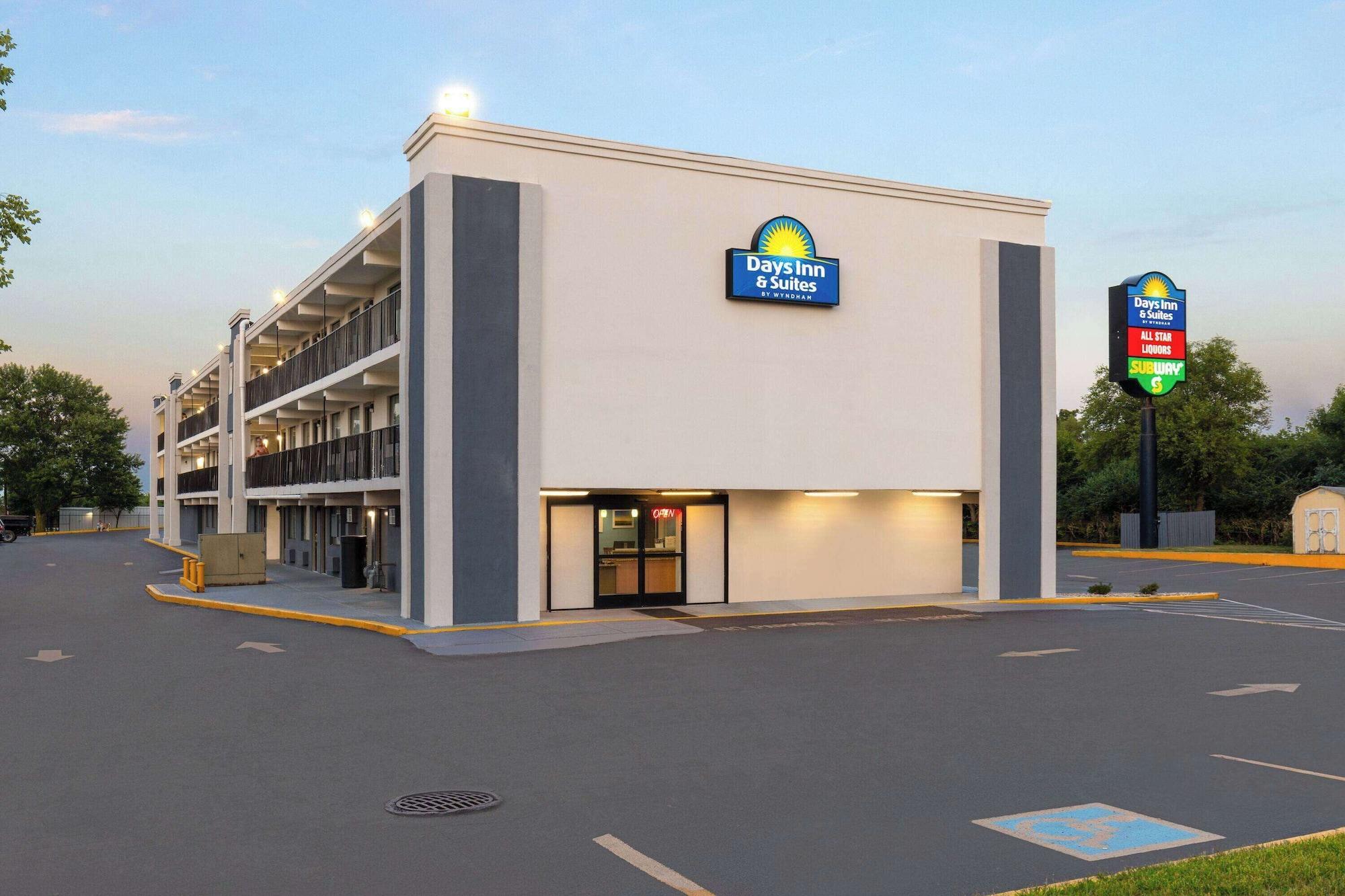 Vista Exterior Days Inn & Suites by Wyndham Indianapolis Airport East