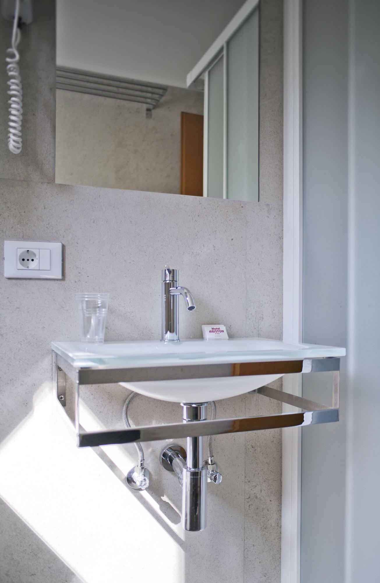 Equipamiento de Habitación Ariston