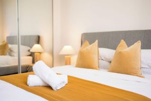 Alquiler Vacacional - Spacious 3BR Apartment | 2 Parking | Pool & Gym | Near Airport & CBD