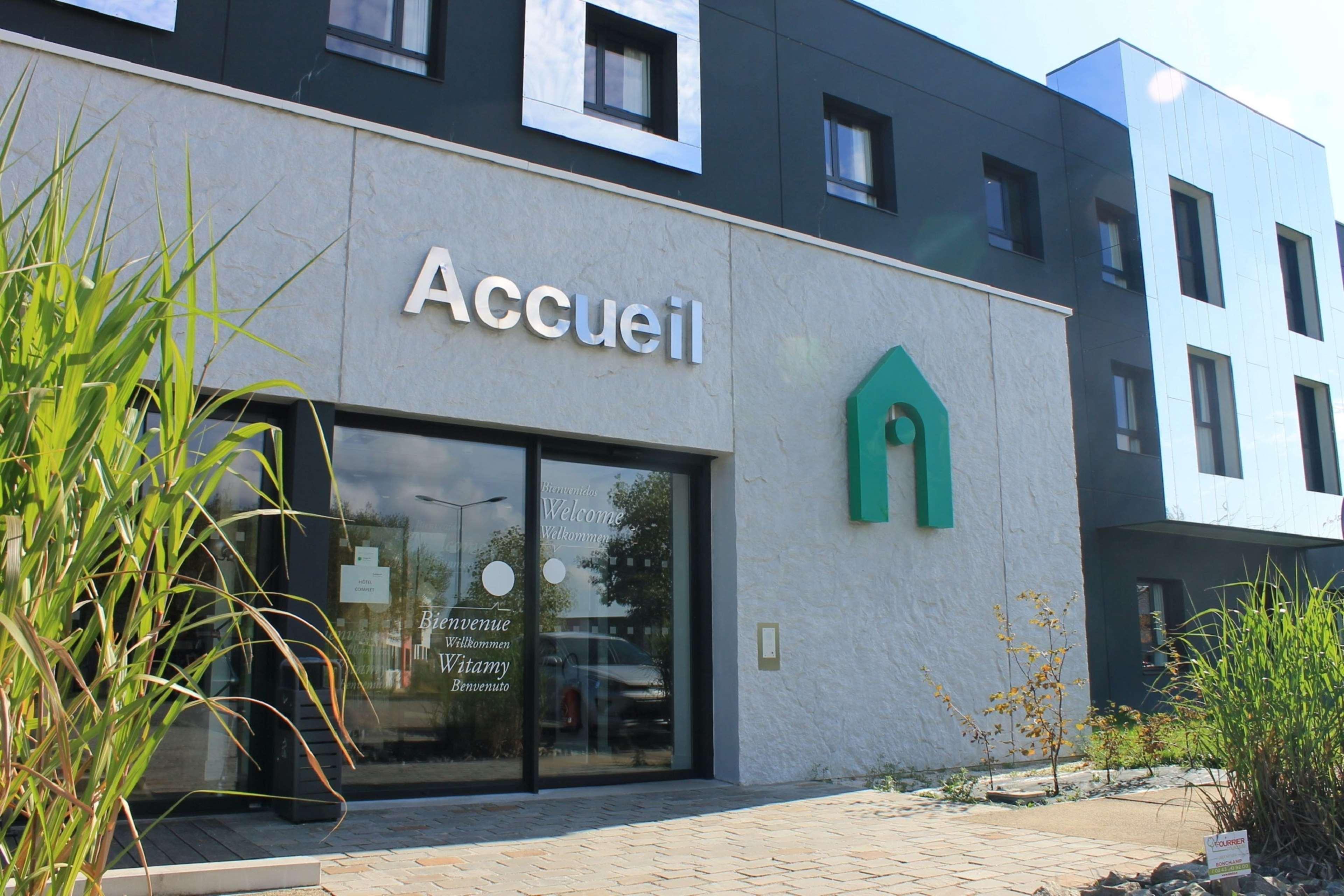 Vista Exterior Campanile Laval Nord