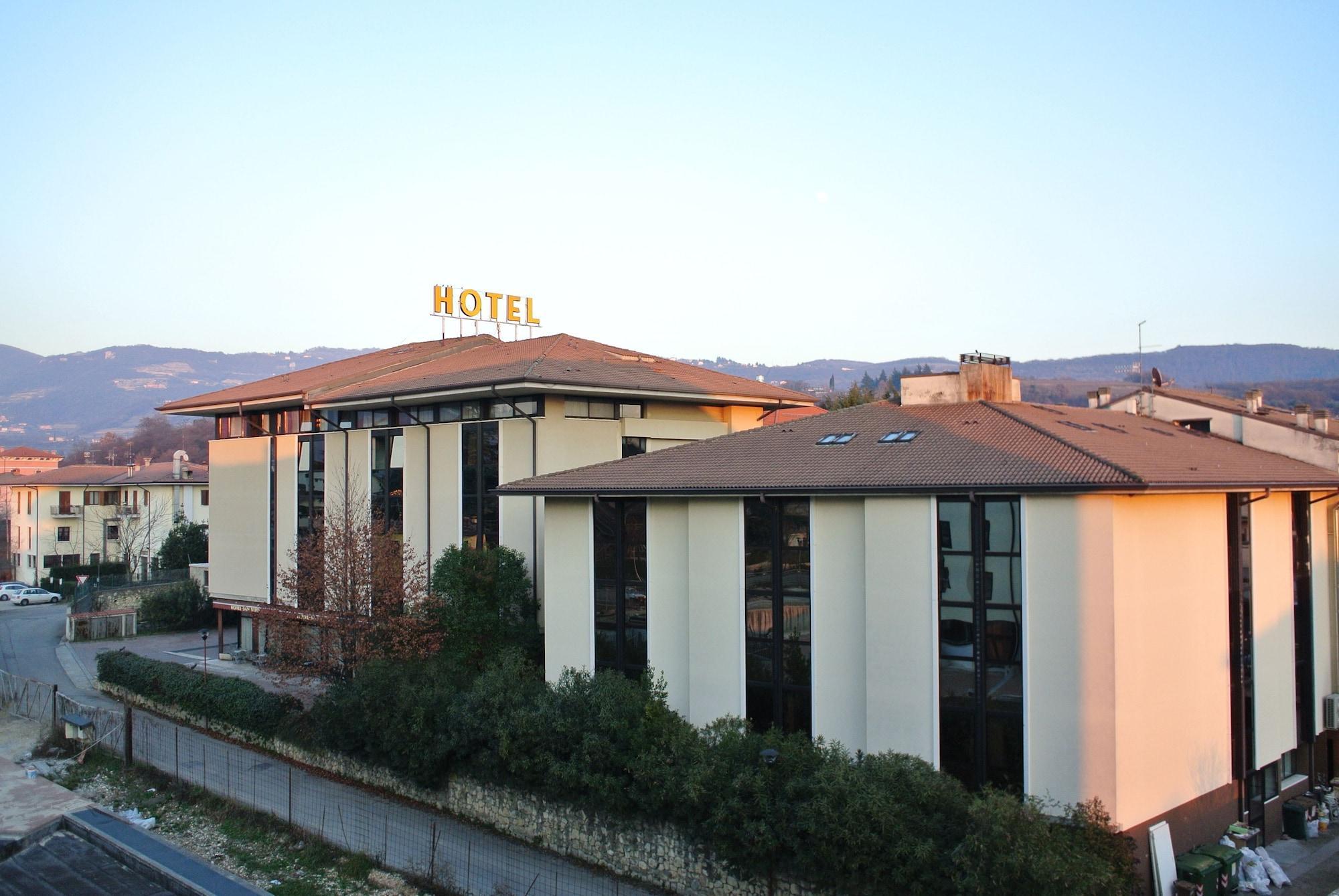 Vista Exterior Kona Hotel Verona