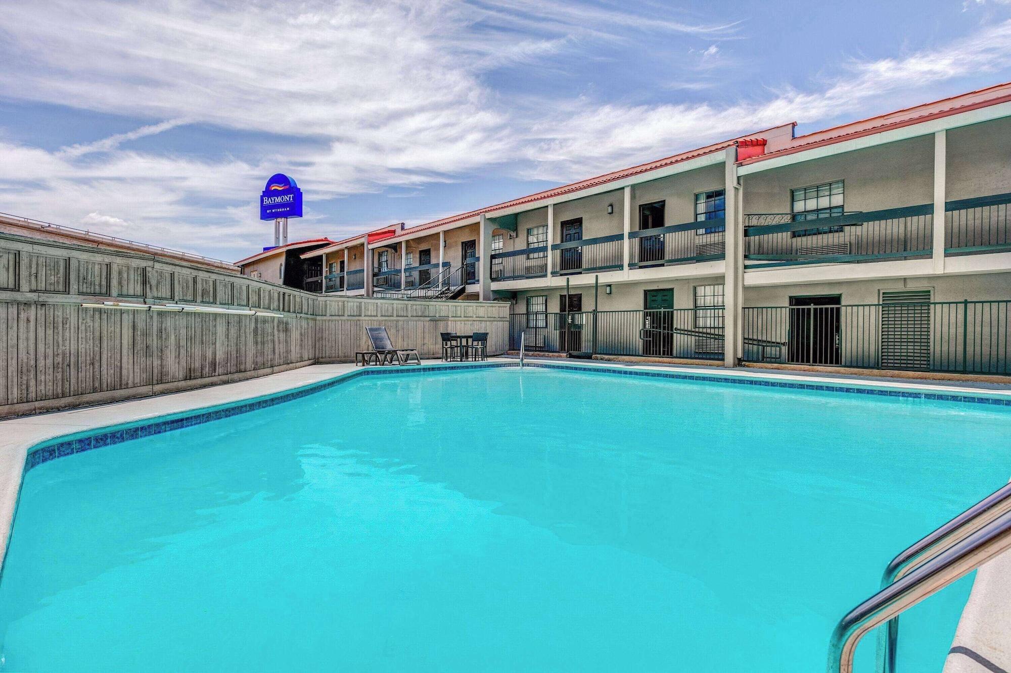 Vista Piscina Baymont by Wyndham Austin University Area