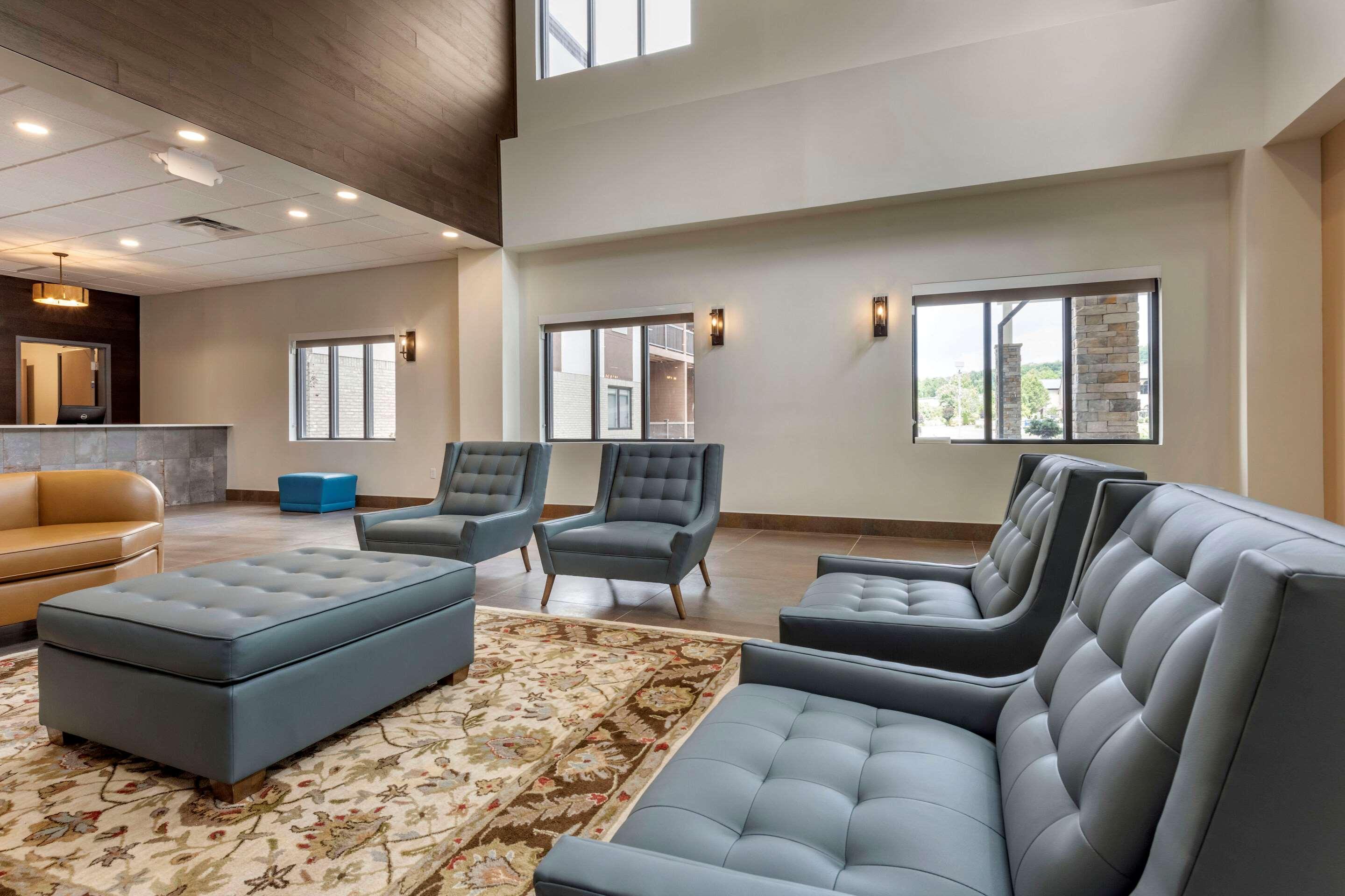 Vista Lobby The Cranberry, an Ascend Collection Hotel