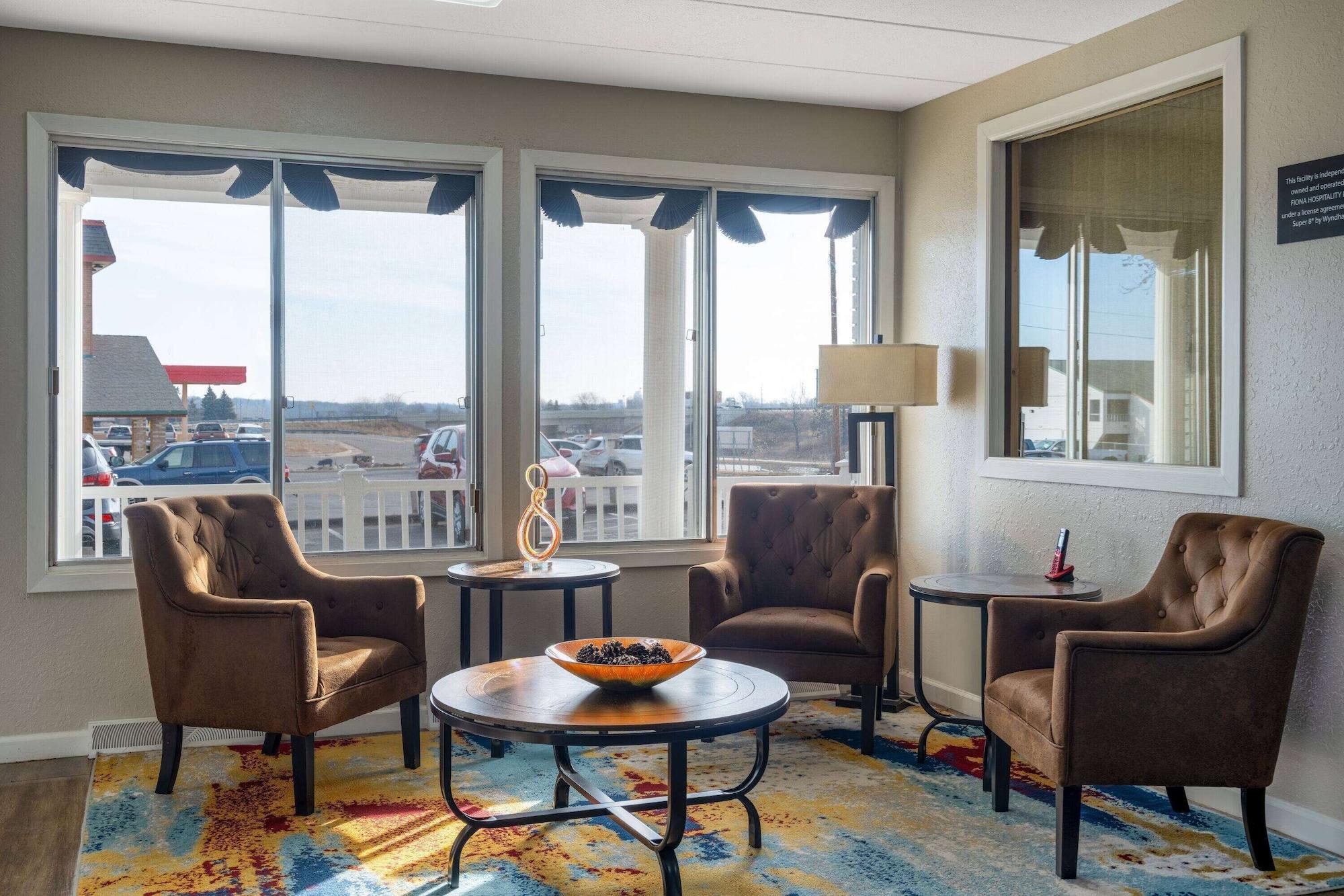 Vista Lobby Super 8 by Wyndham Owatonna