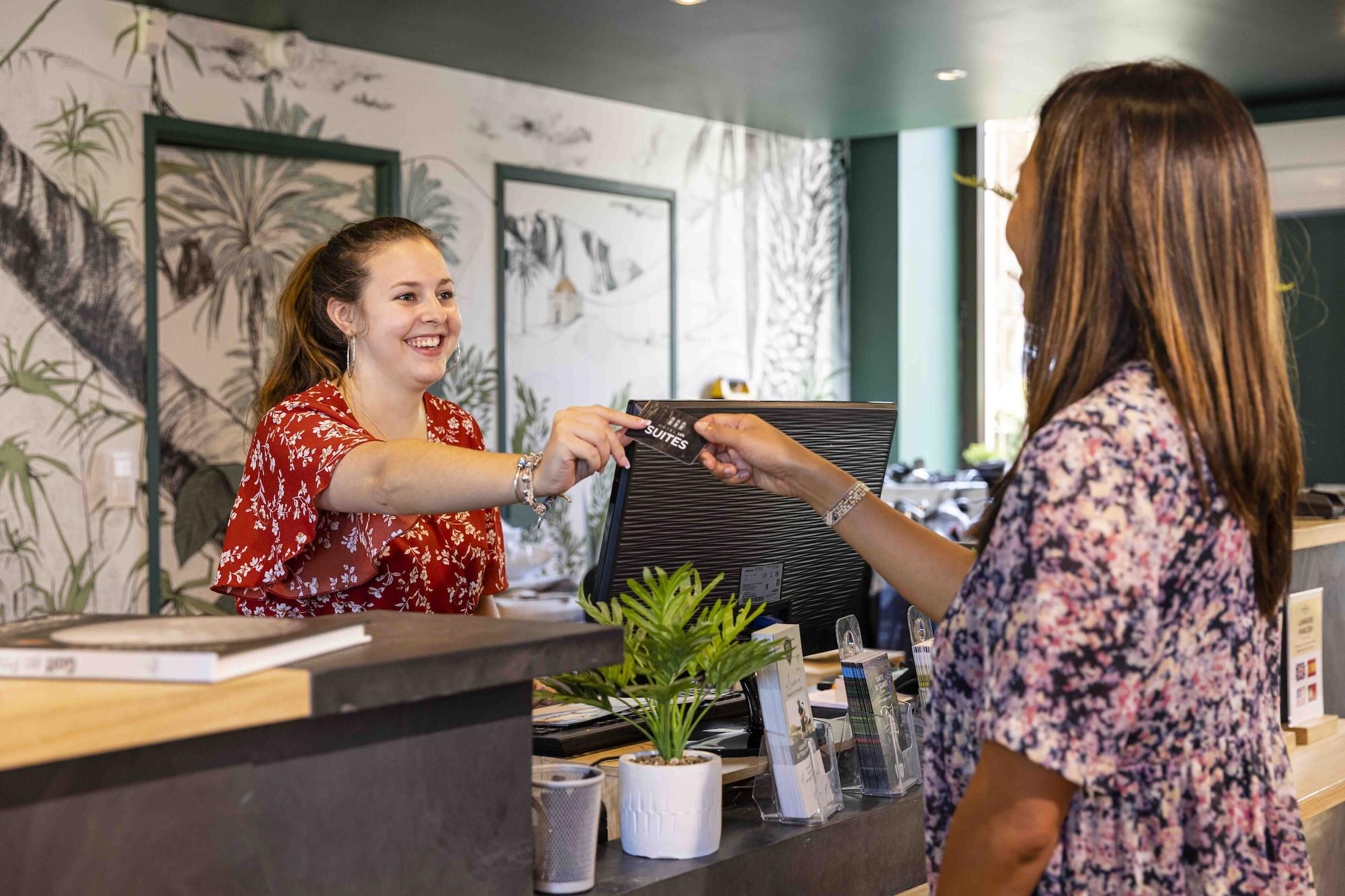 Vista Lobby Hotel Les Suites - De Crécy