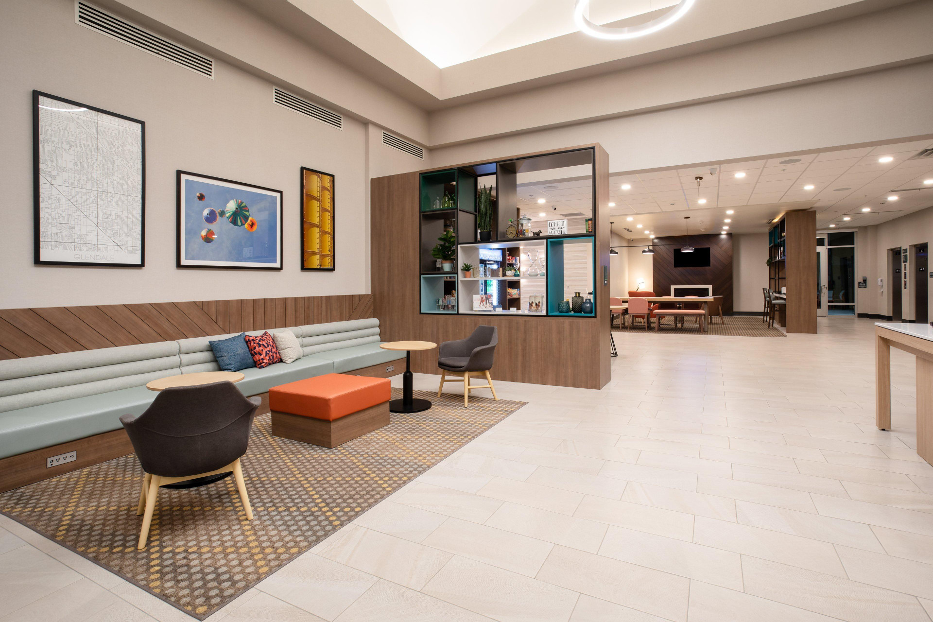 Vista Lobby Holiday Inn Glendale - Stadium & Ent Dist by IHG