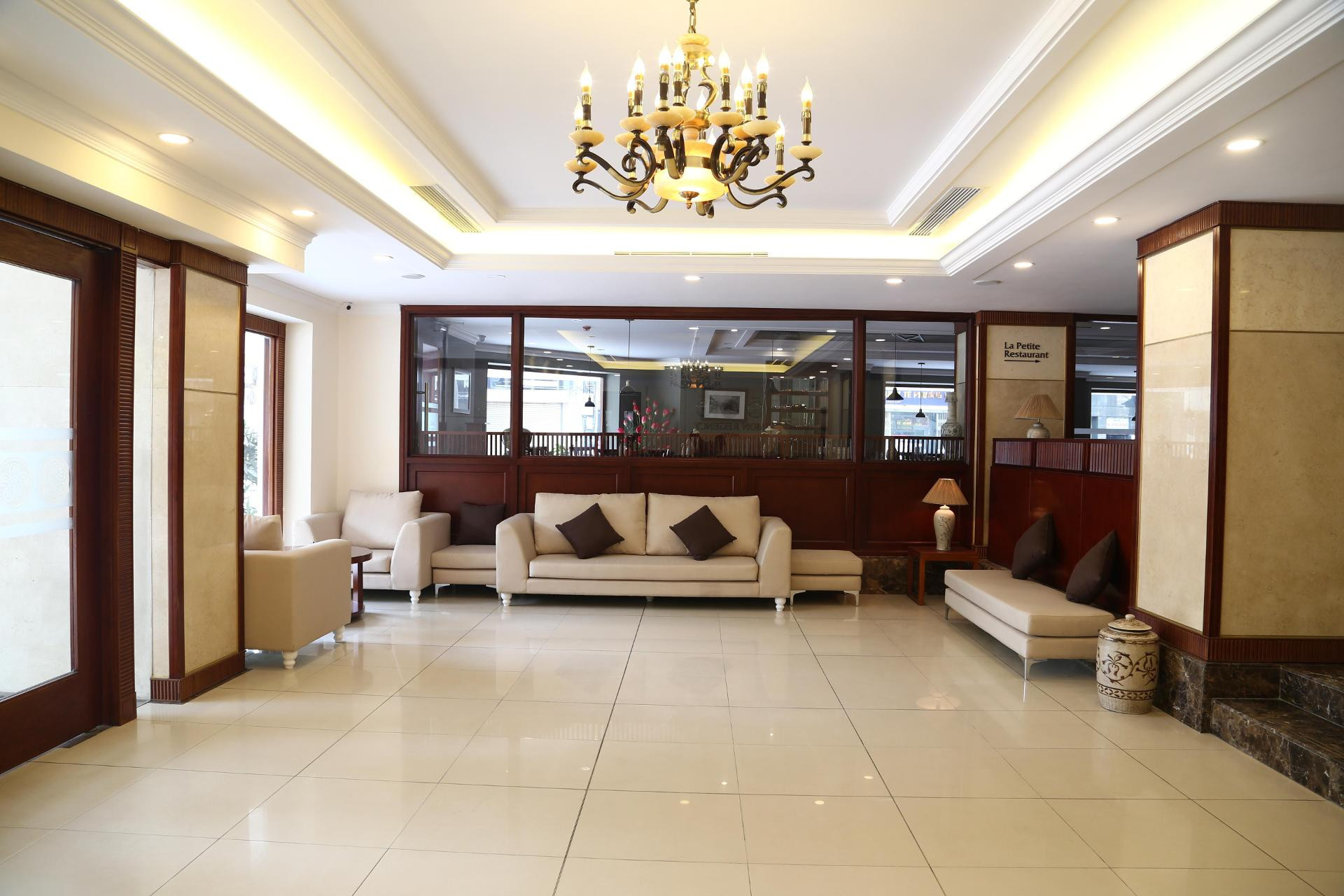 Vista Lobby MON REGENCY HOTEL