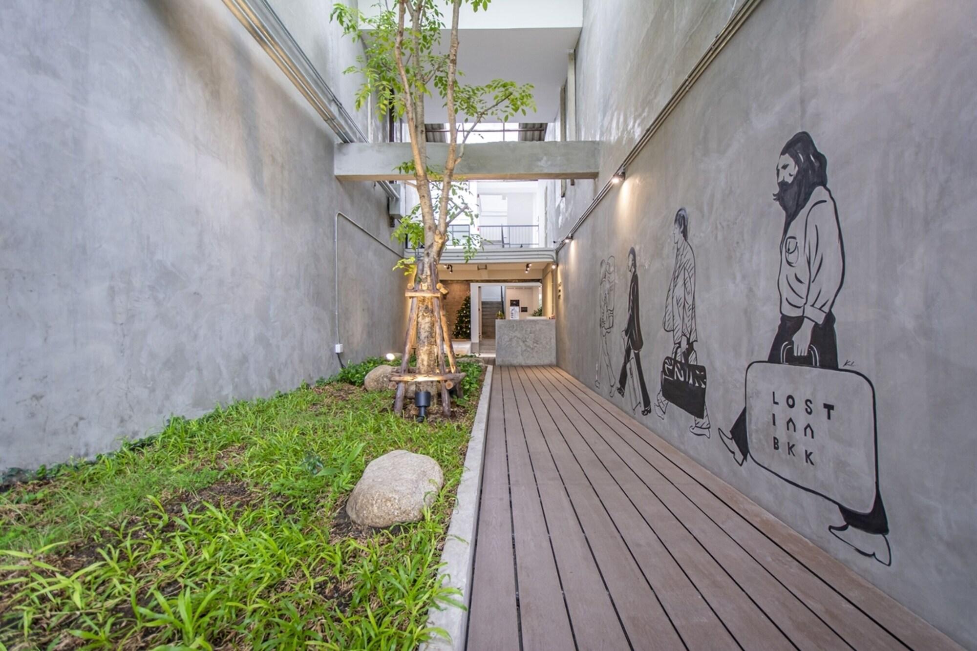 Varios Lost Inn BKK