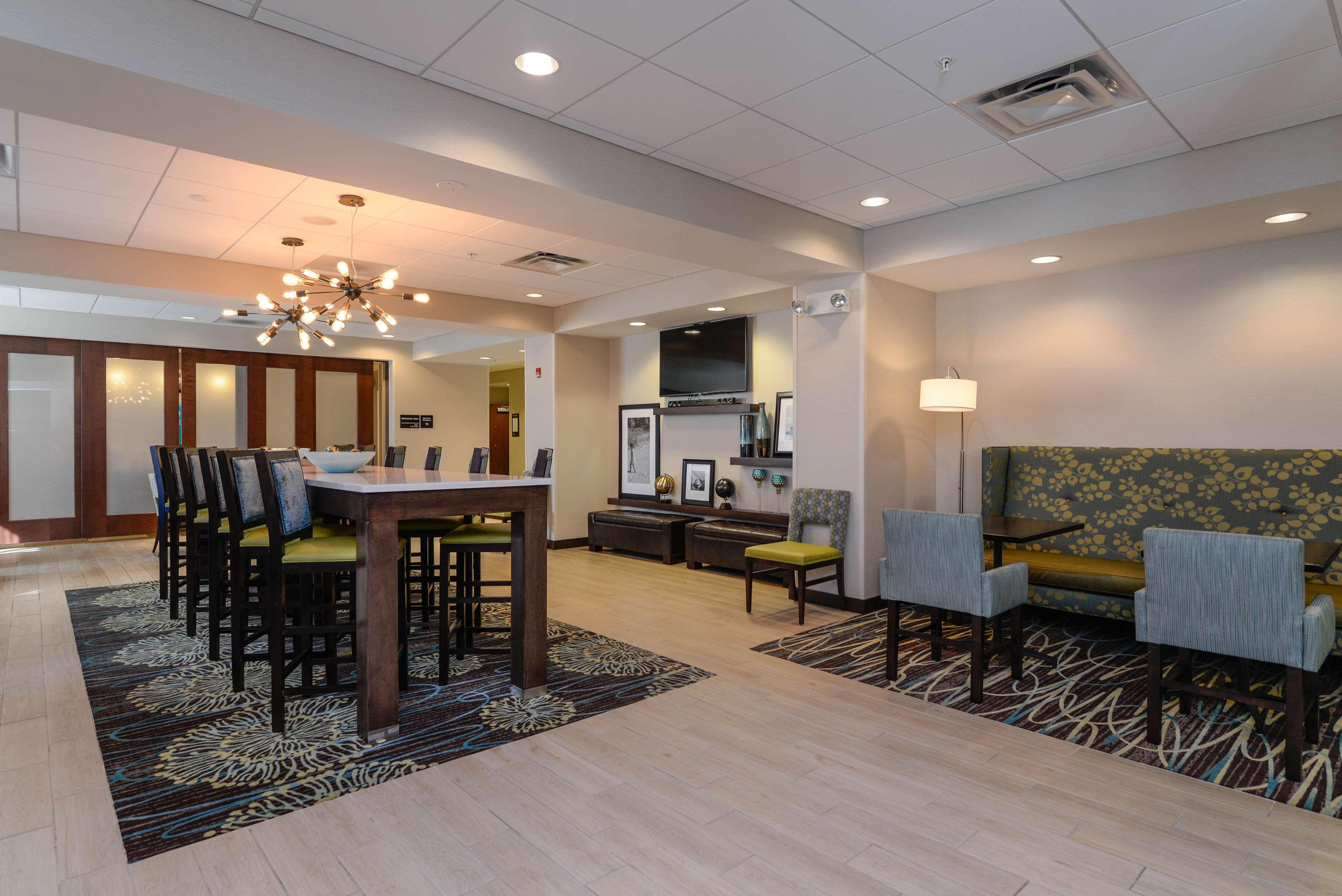 Vista Lobby Hampton Inn Brighton