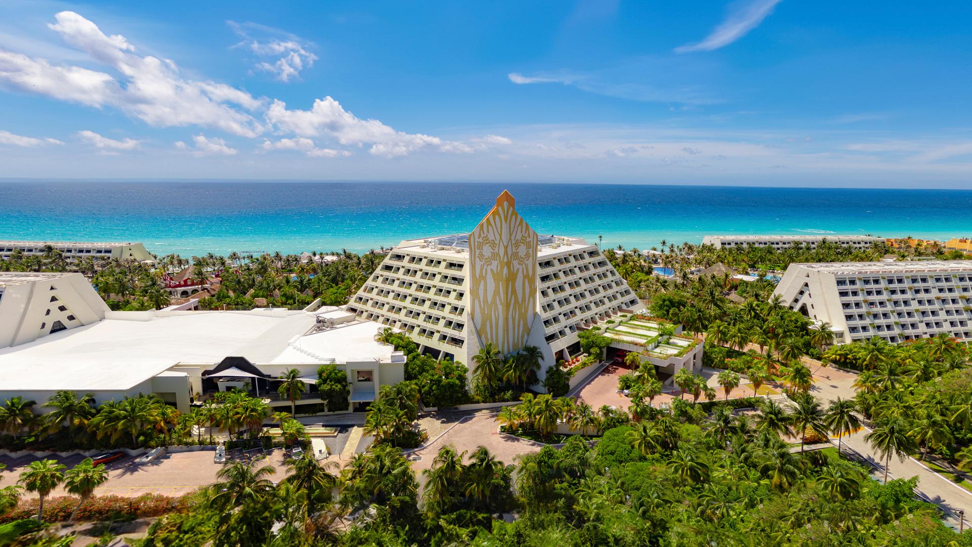 Vista Exterior The Pyramid Cancun by Oasis - Gourmet Premium All Inclusive