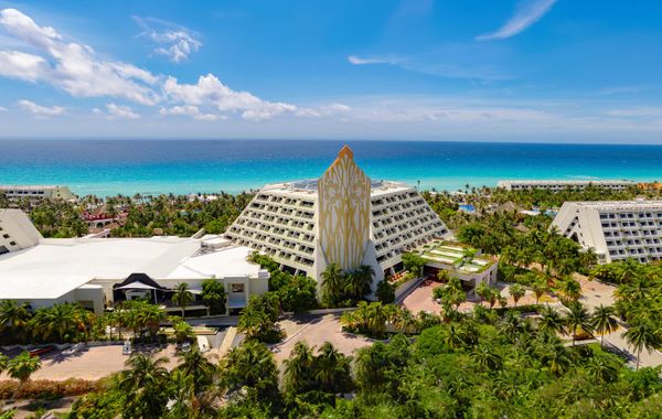 The Pyramid Cancun by Oasis - Gourmet Premium All Inclusive - Hoteles cerca de Playa Delfines en Cancún