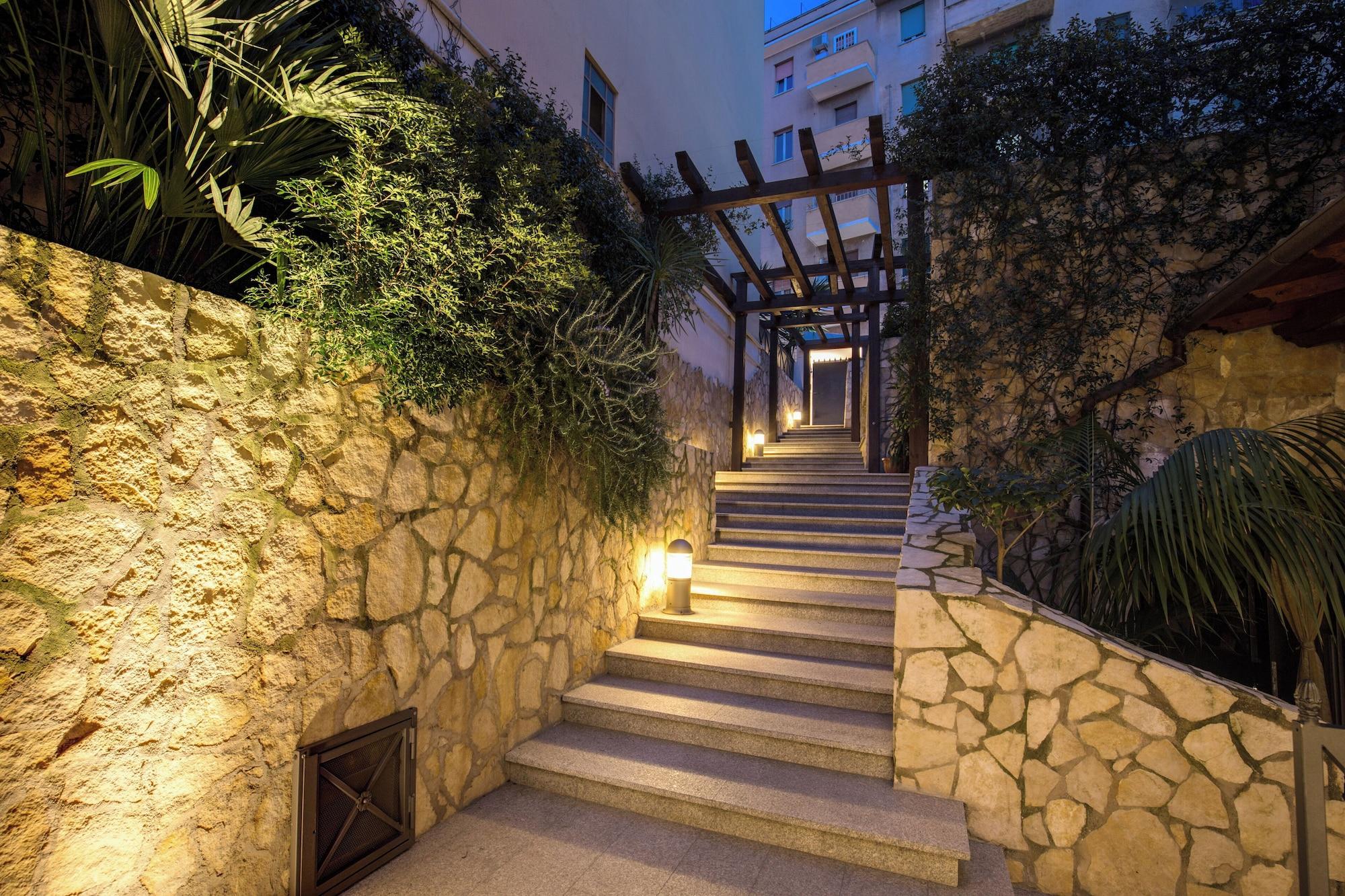 Varios The Strand Hotel