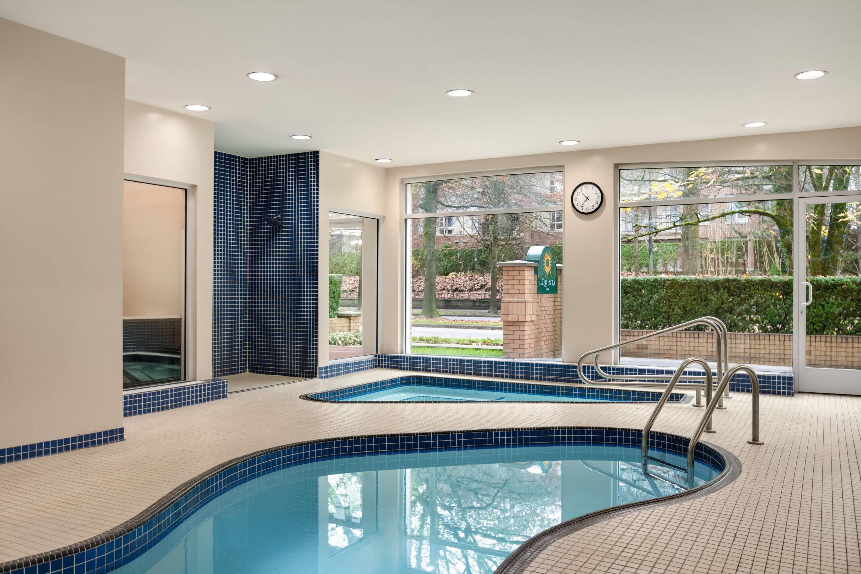 Vista Piscina La Quinta Inn Vancouver Airport