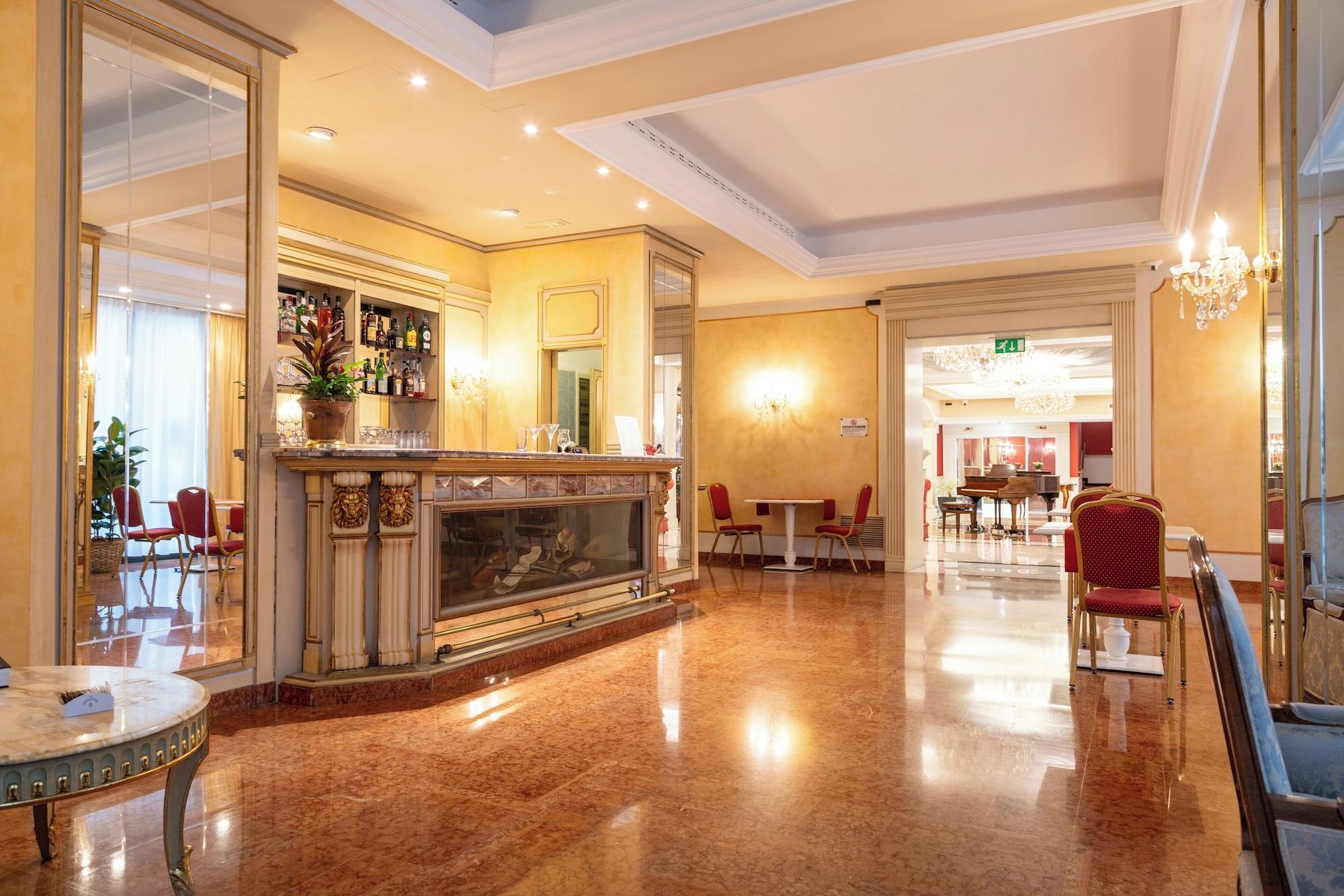 Bar/Salón HOTEL STENDHAL