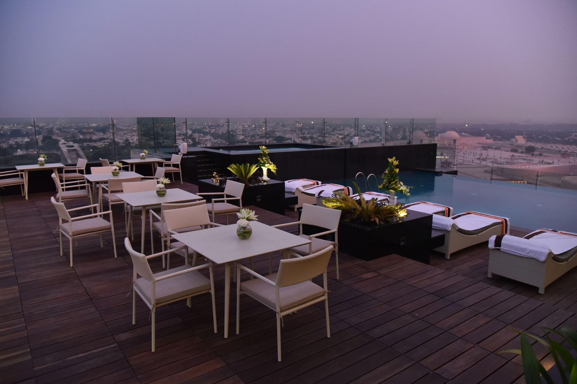 Vista Piscina Renaissance Lucknow Hotel