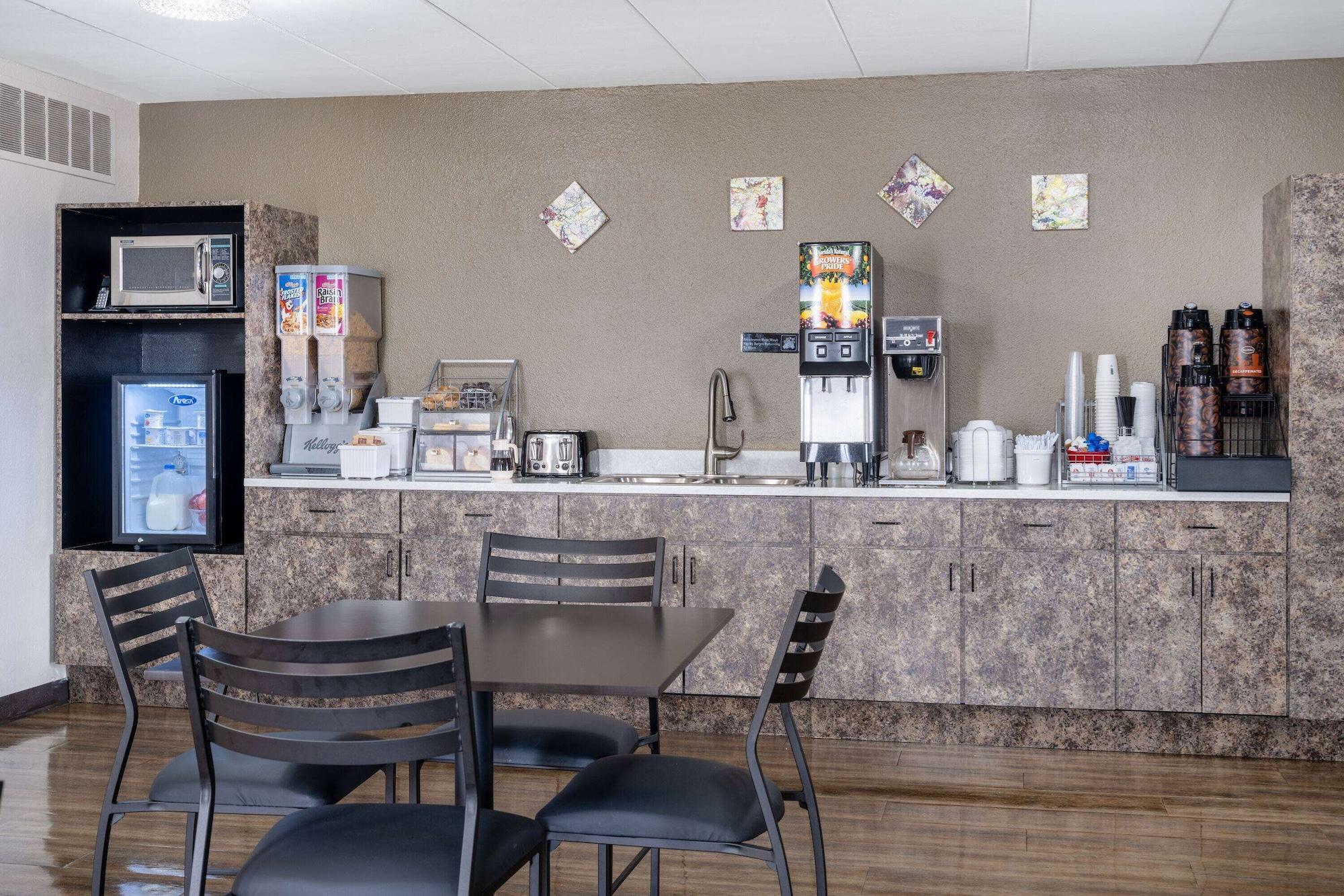 Varios Super 8 by Wyndham Owatonna