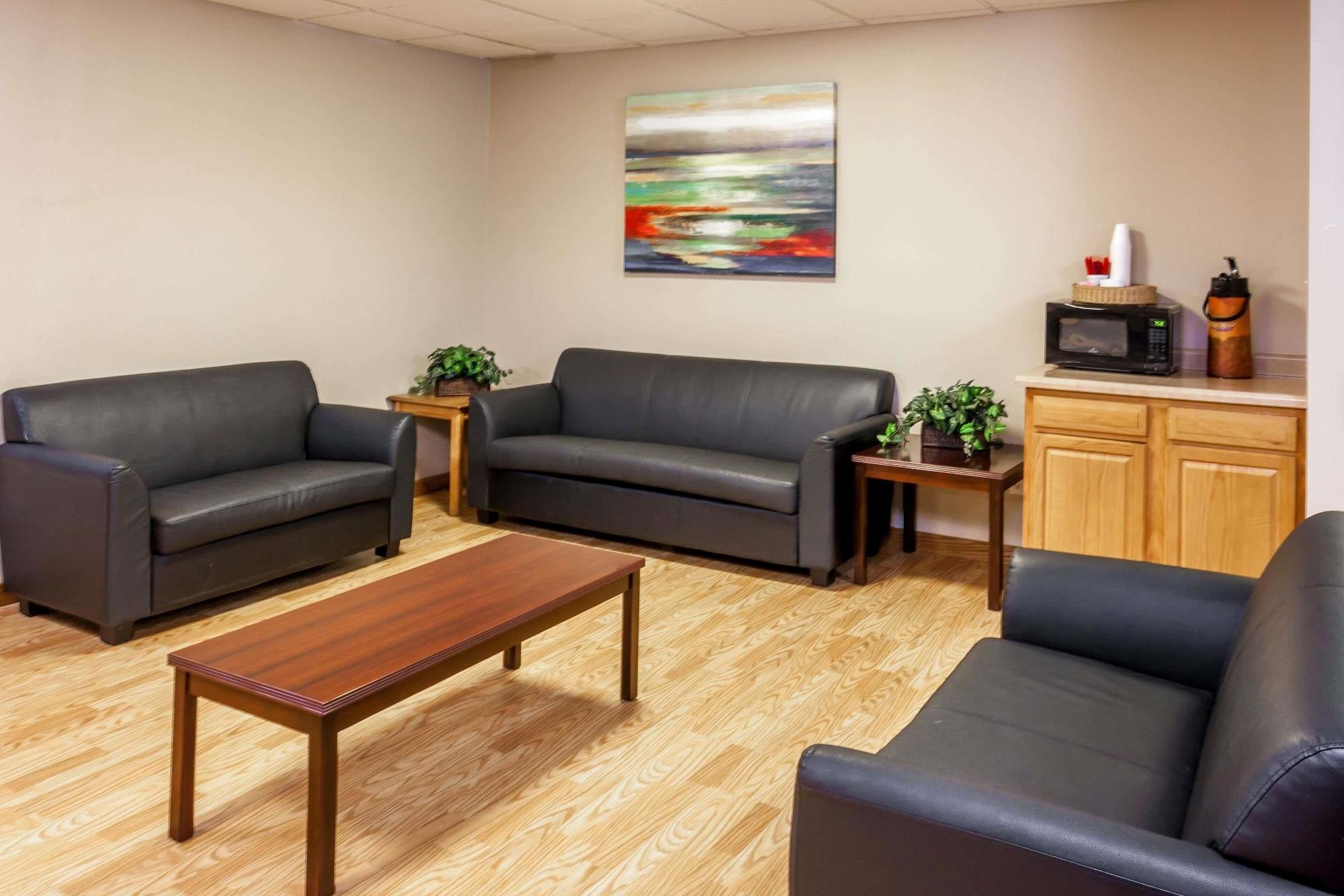 Vista Lobby Days Inn by Wyndham Portage/Indiana Dunes National Park