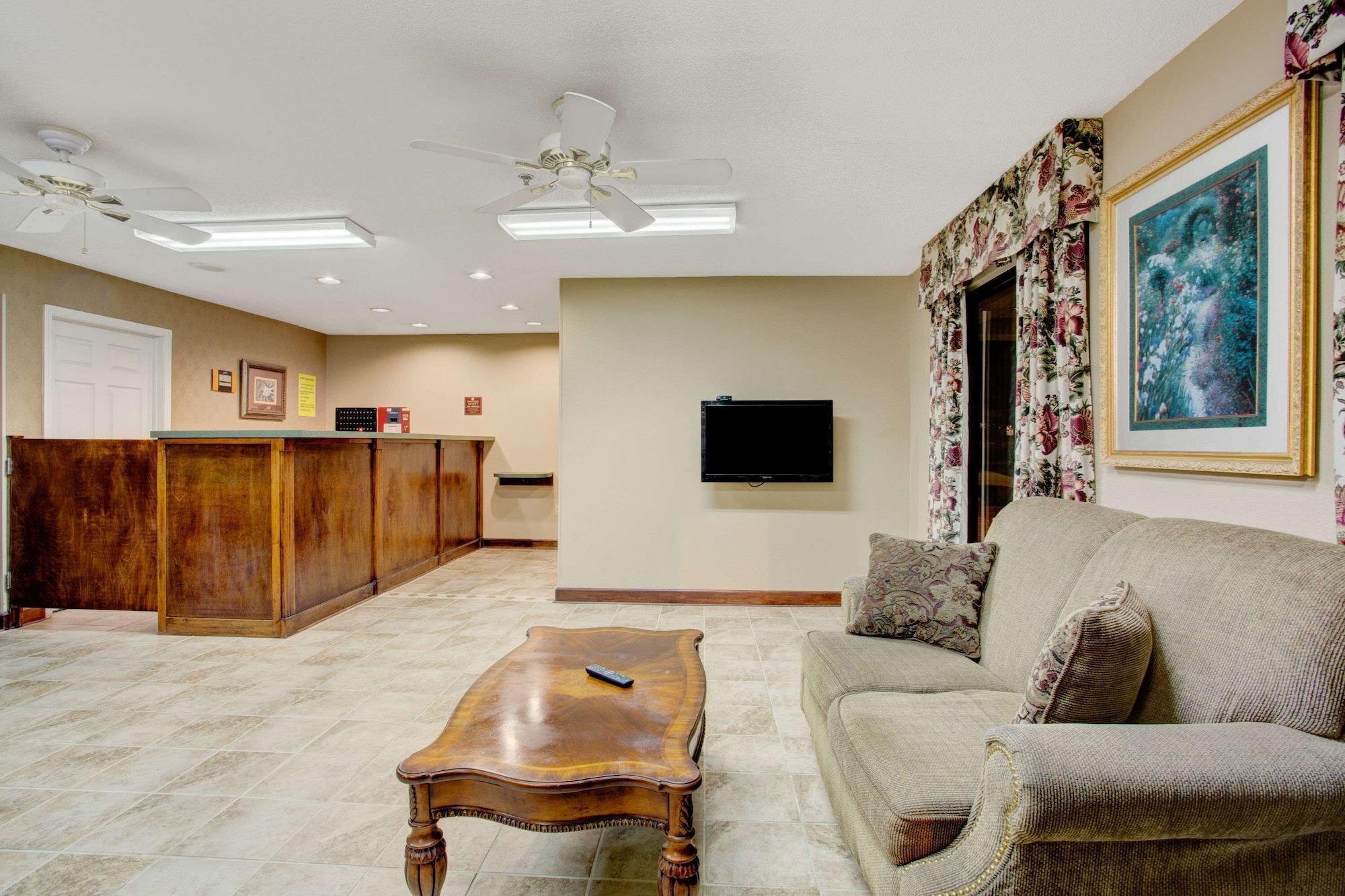 Vista Lobby Super 8 by Wyndham Booneville