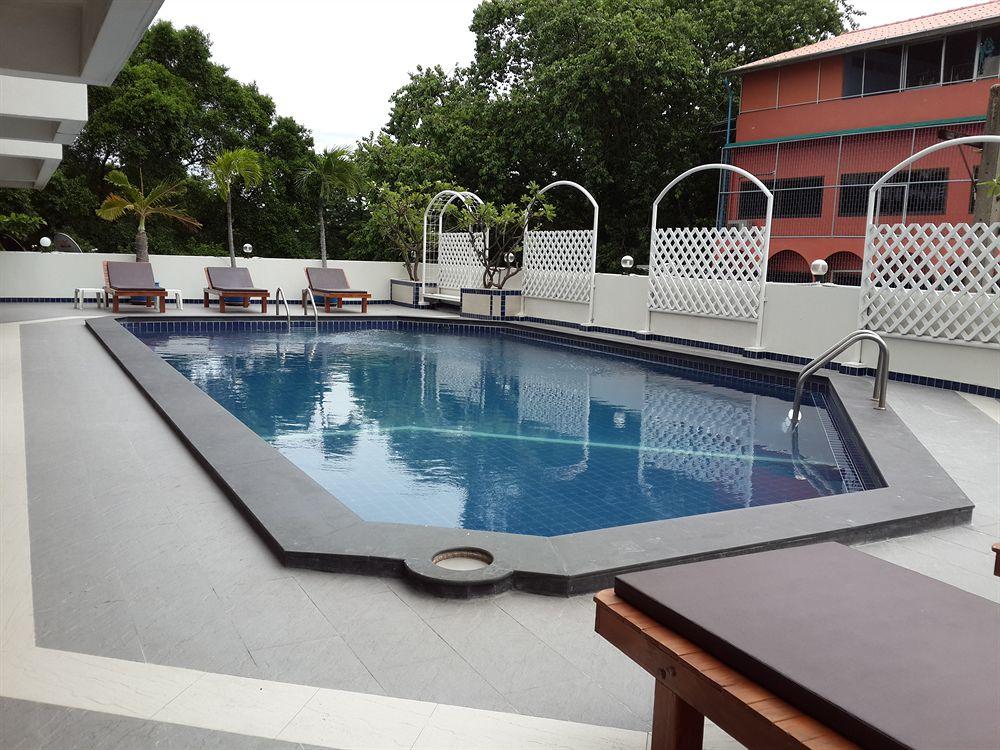 Vista da piscina Nanatai Suites