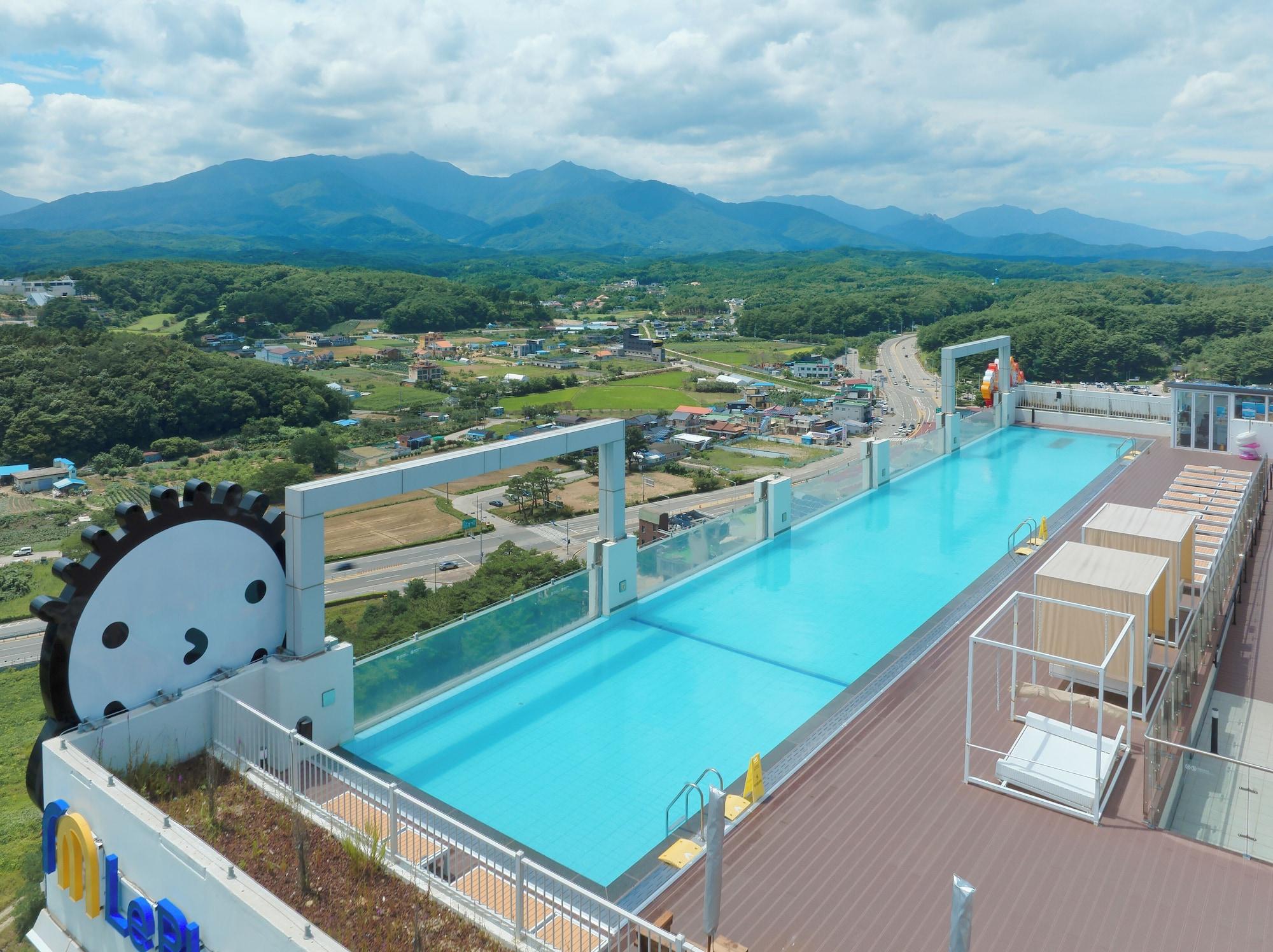 Vista Piscina Chestertons Naksan