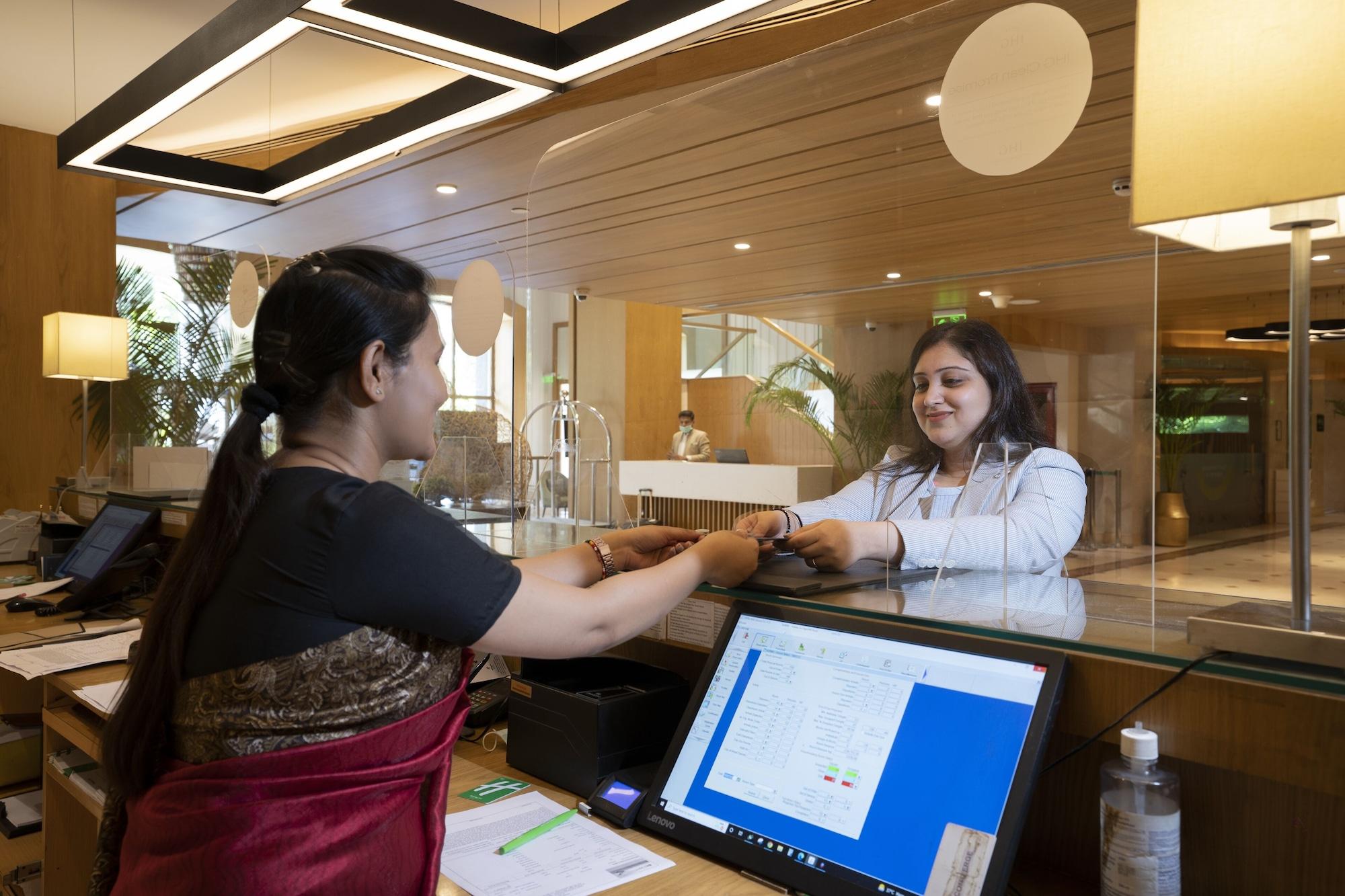 Vista Lobby Holiday Inn Agra MG Road by IHG