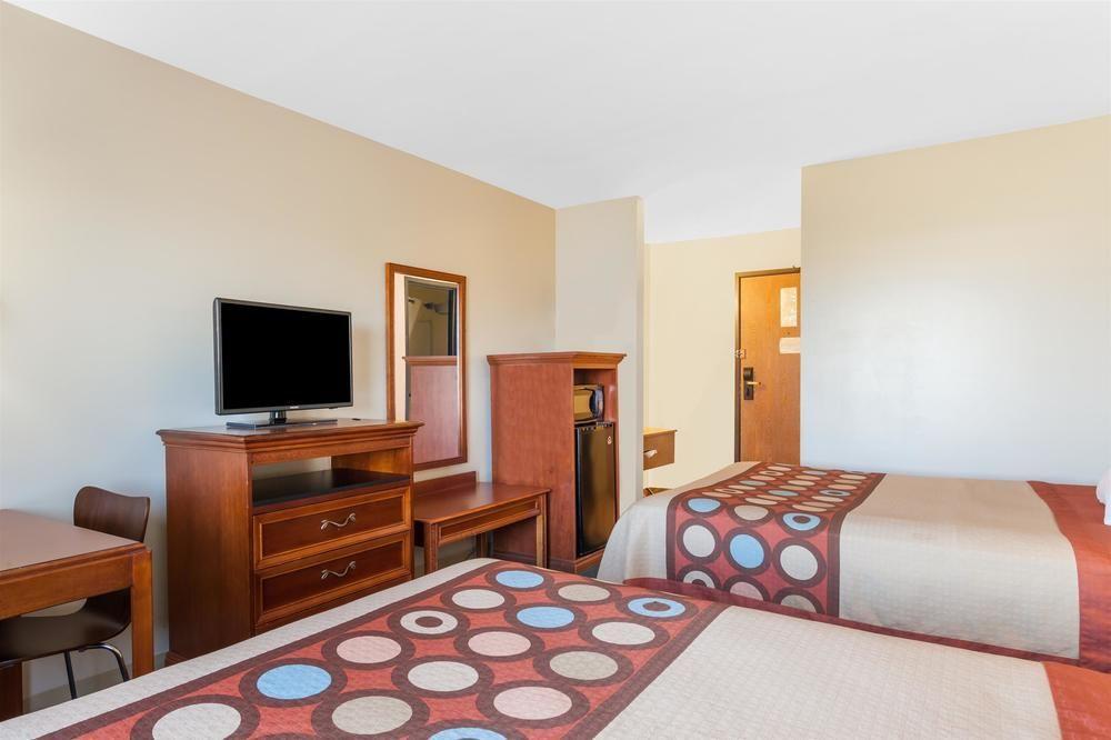 Vista Exterior Super 8 By Wyndham Imlay City