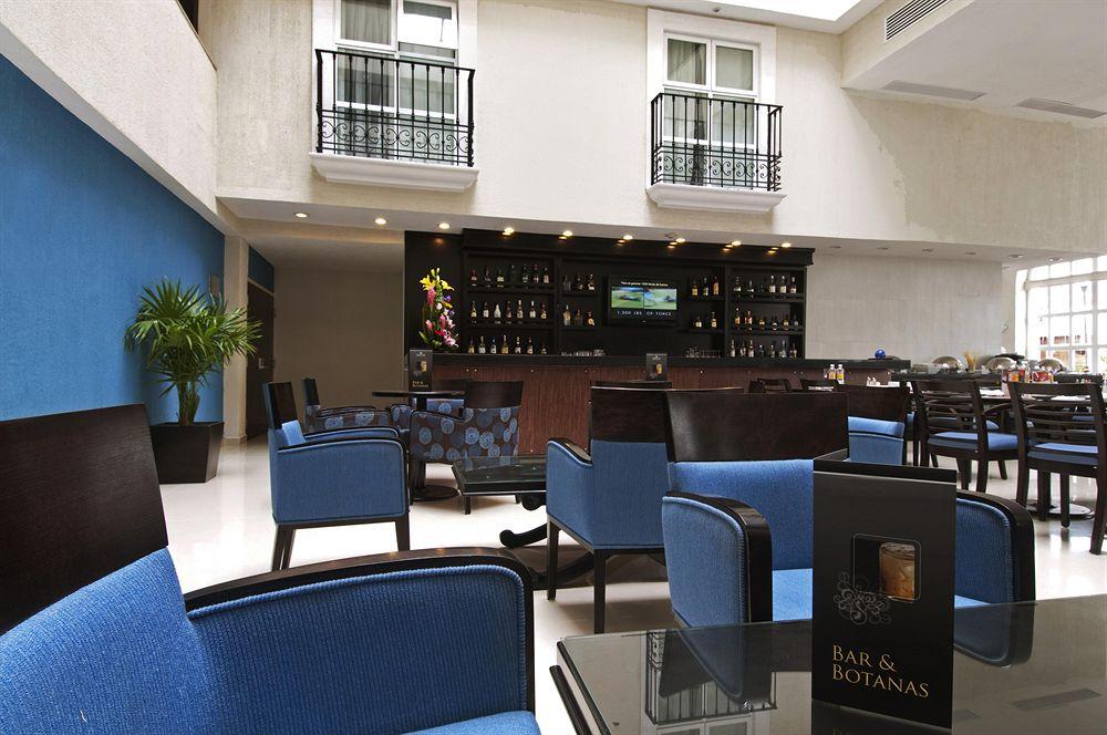 Vista Lobby Fiesta Inn Toluca Centro