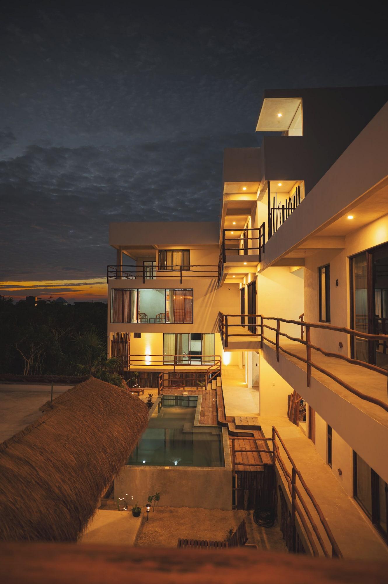 Vista Exterior LaFamilia Casa and Suites