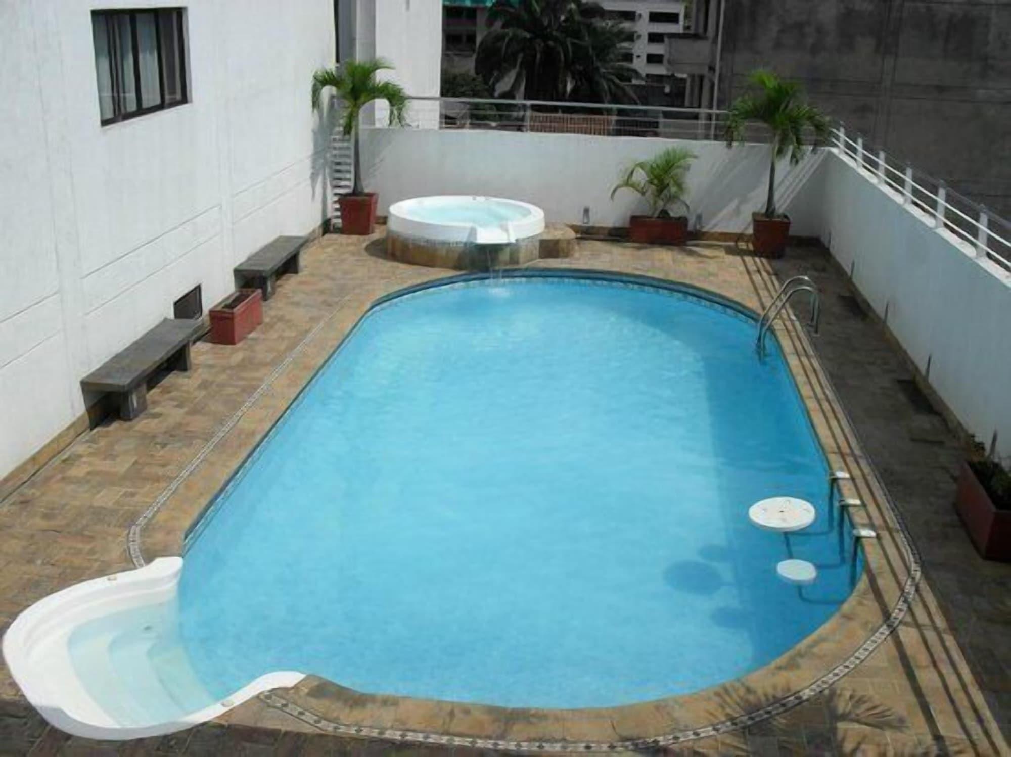 Vista Piscina Hotel Plaza Las Americas Cali