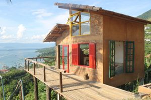 Alquiler Vacacional - CantaGalo Ilhabela rustic and cozy from where you can see the sea and the hills of the island.