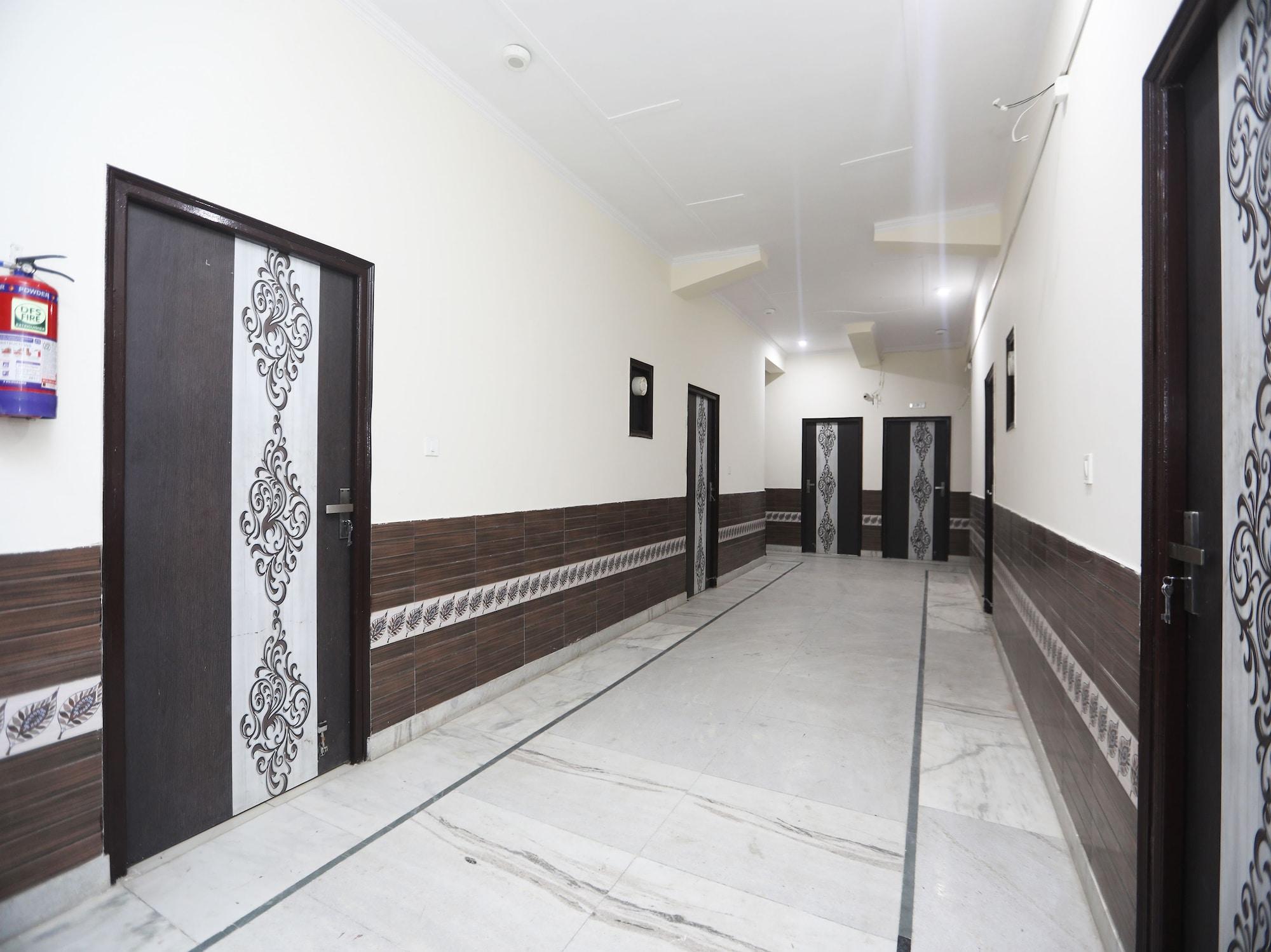 Varios OYO 44000 The Nest - Knowledge Park