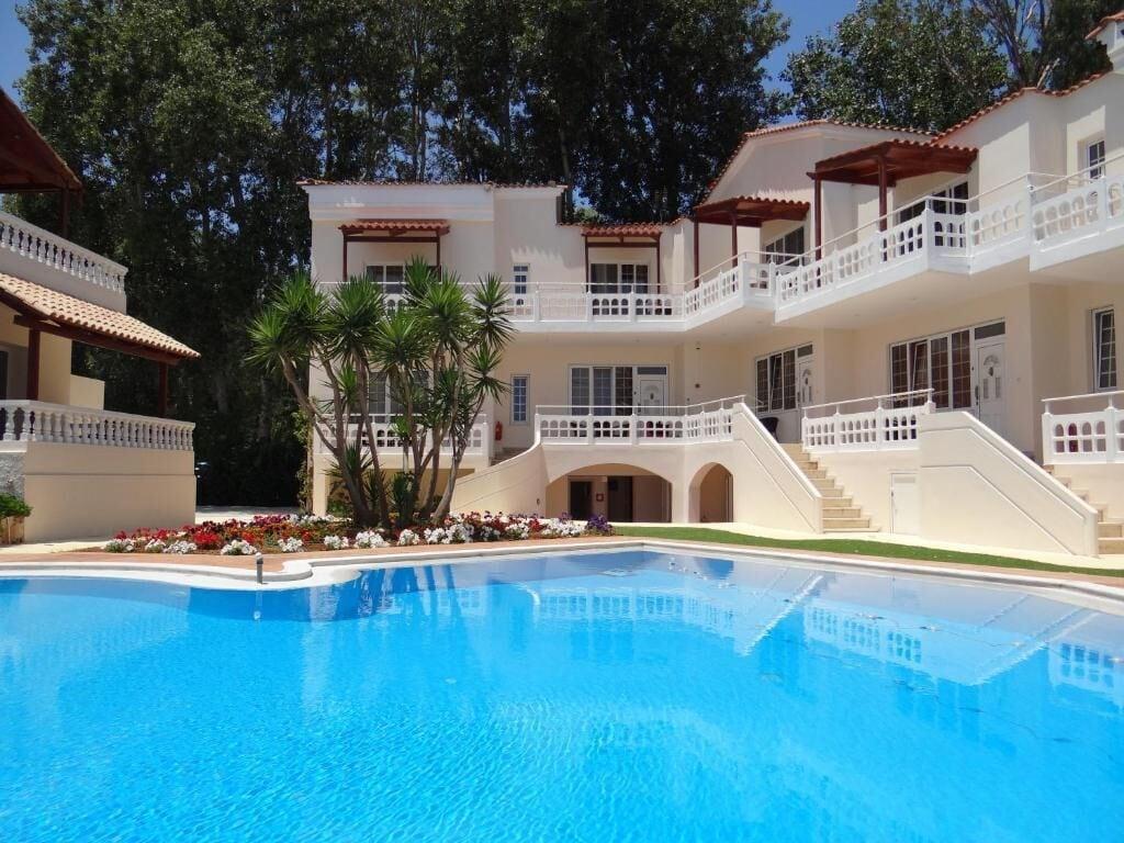 Varios Perla Beach