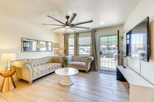 Alquiler Vacacional - 3 Mi to Dtwn Mesa: Home w/ Fenced Backyard!