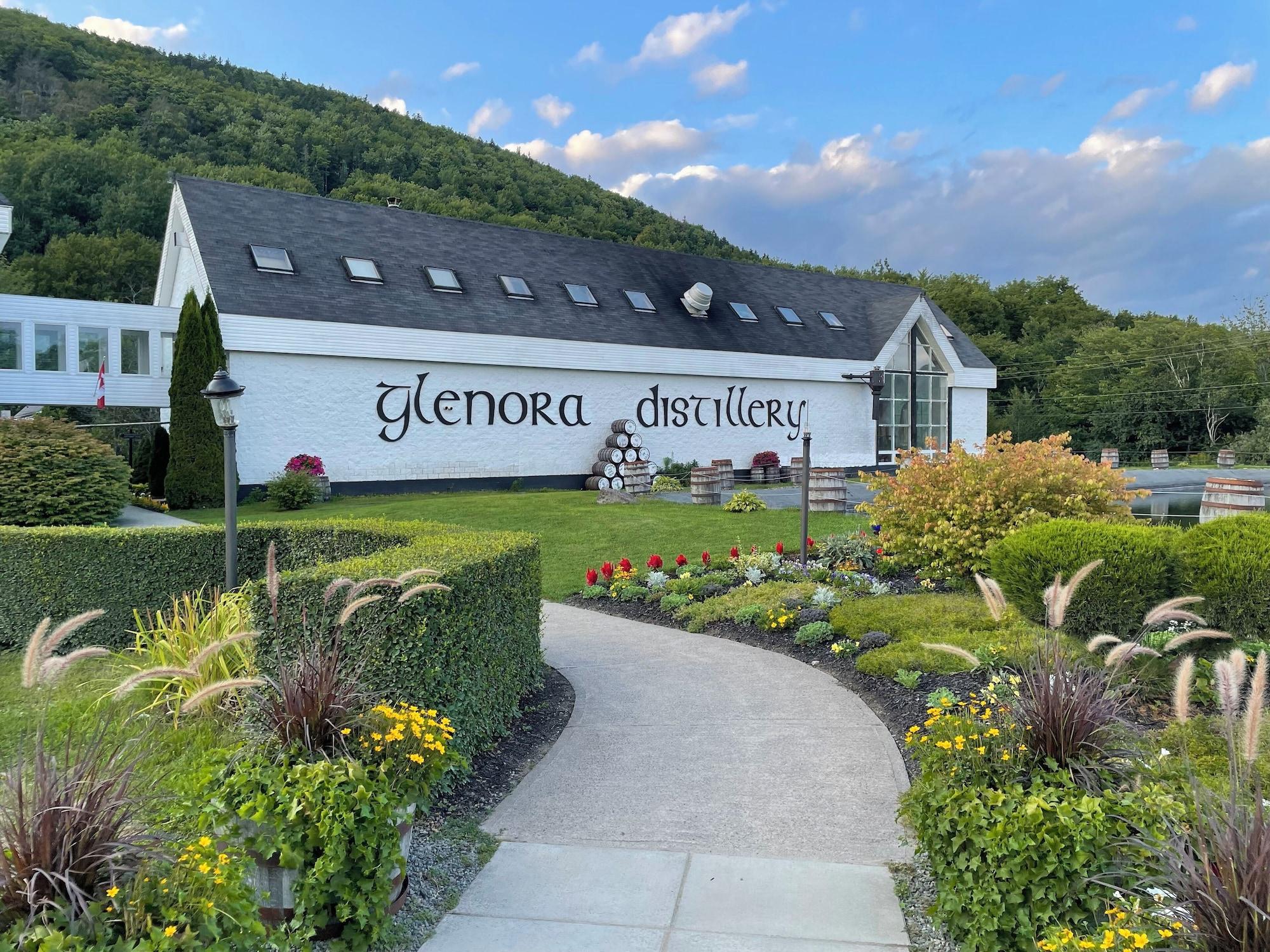 Varios Glenora Inn & Distillery