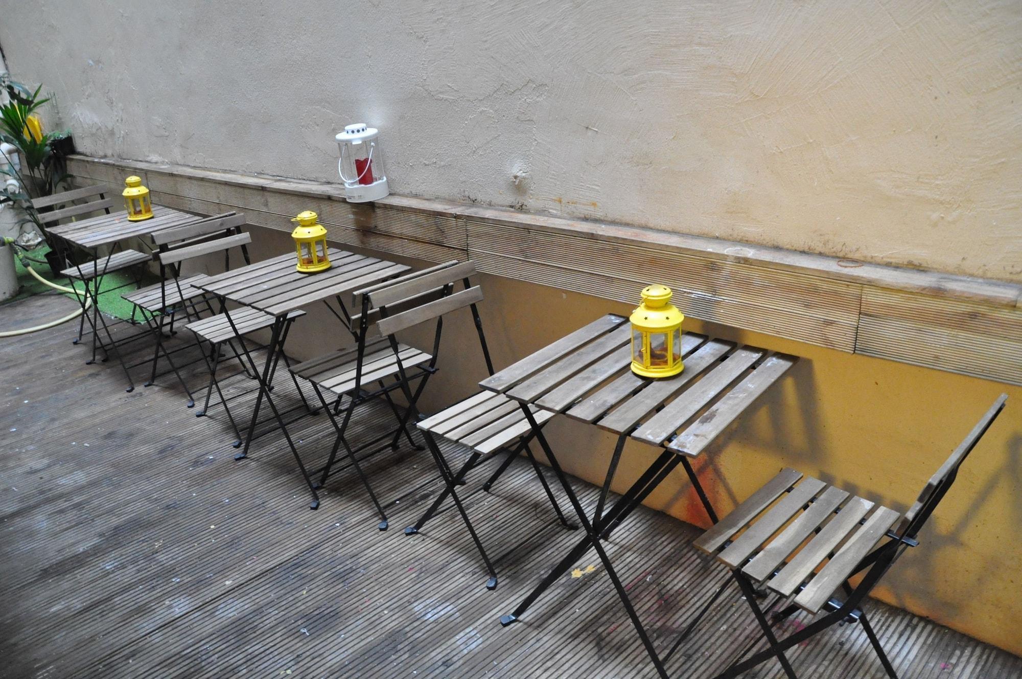 Varios DU Globe Paris