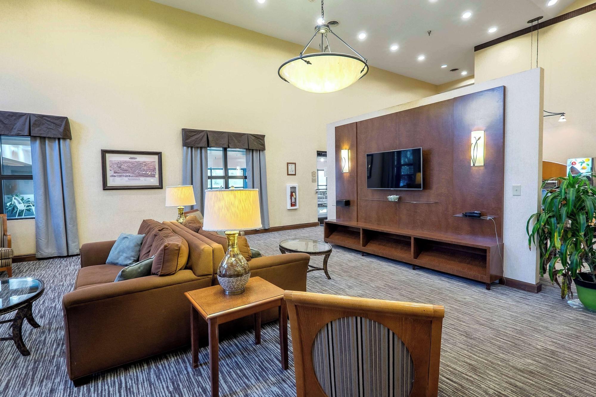 Vista Lobby Wingate by Wyndham Waynesboro