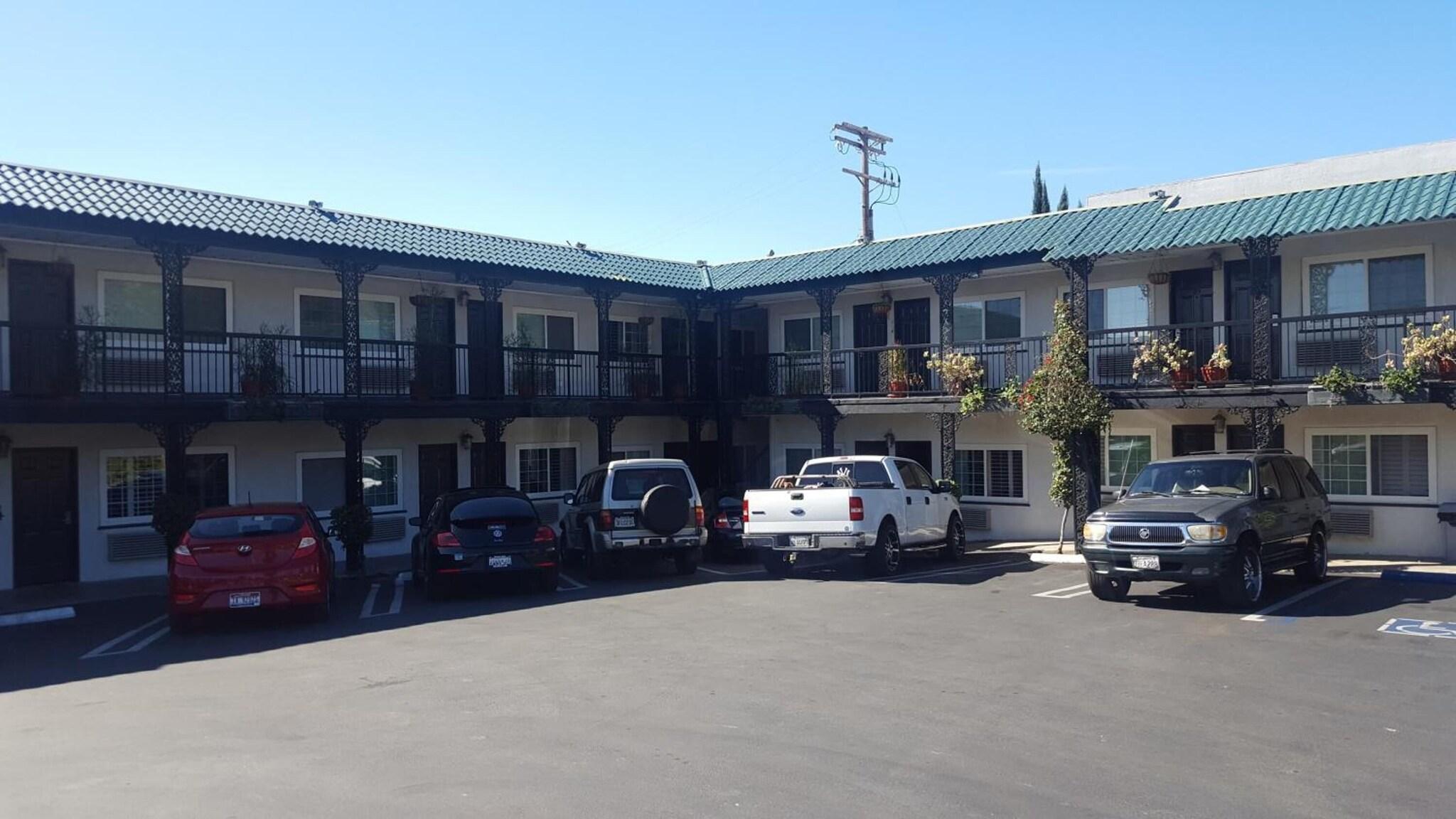 Vista Exterior Welcome Inn on Colorado Blvd