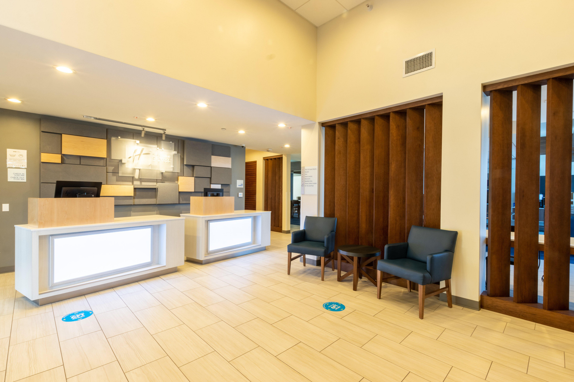 Vista Lobby Holiday Inn Express Anaheim West by IHG