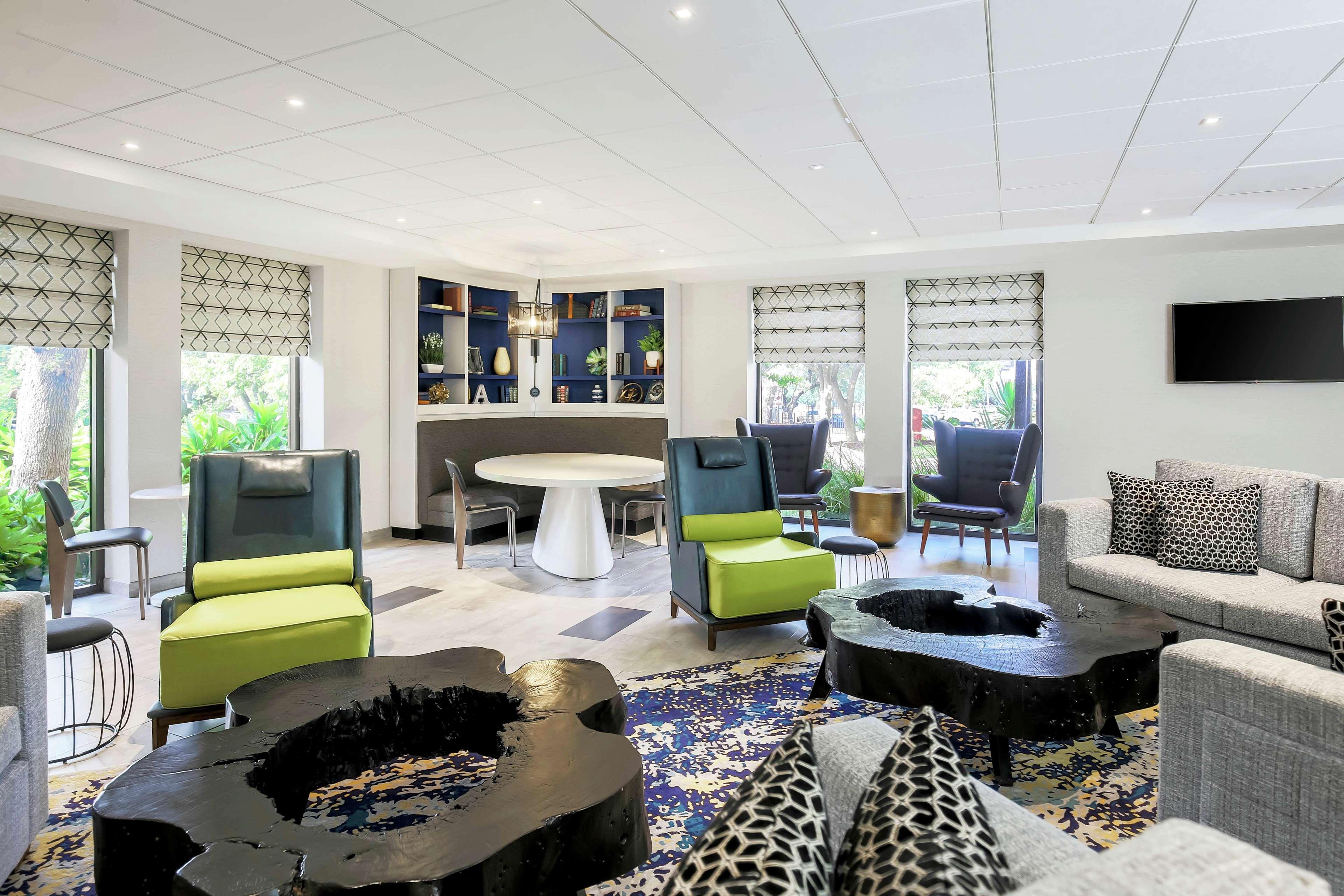 Vista Lobby DoubleTree by Hilton Austin - University Area