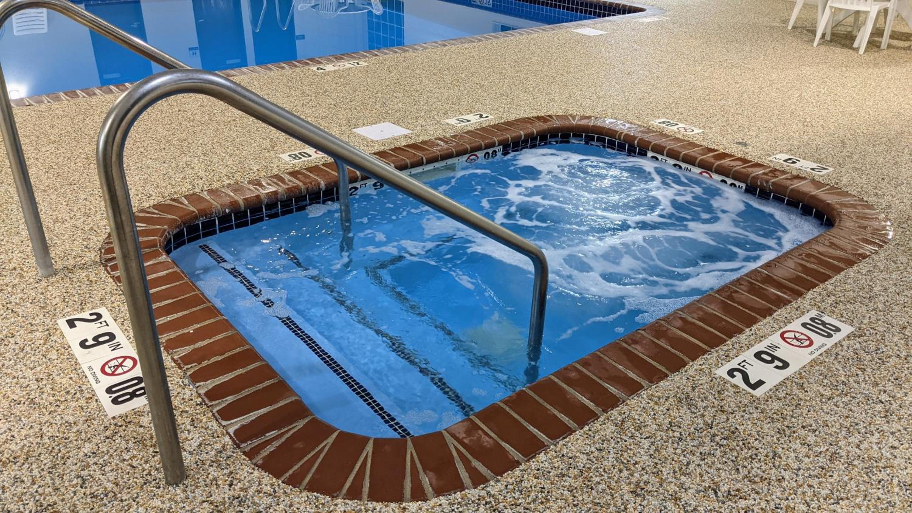 Vista Piscina Estherville Hot​​el & Suites