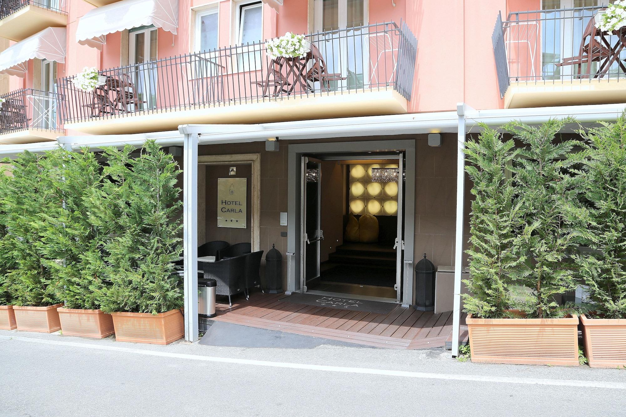 Vista Exterior Hotel Carla