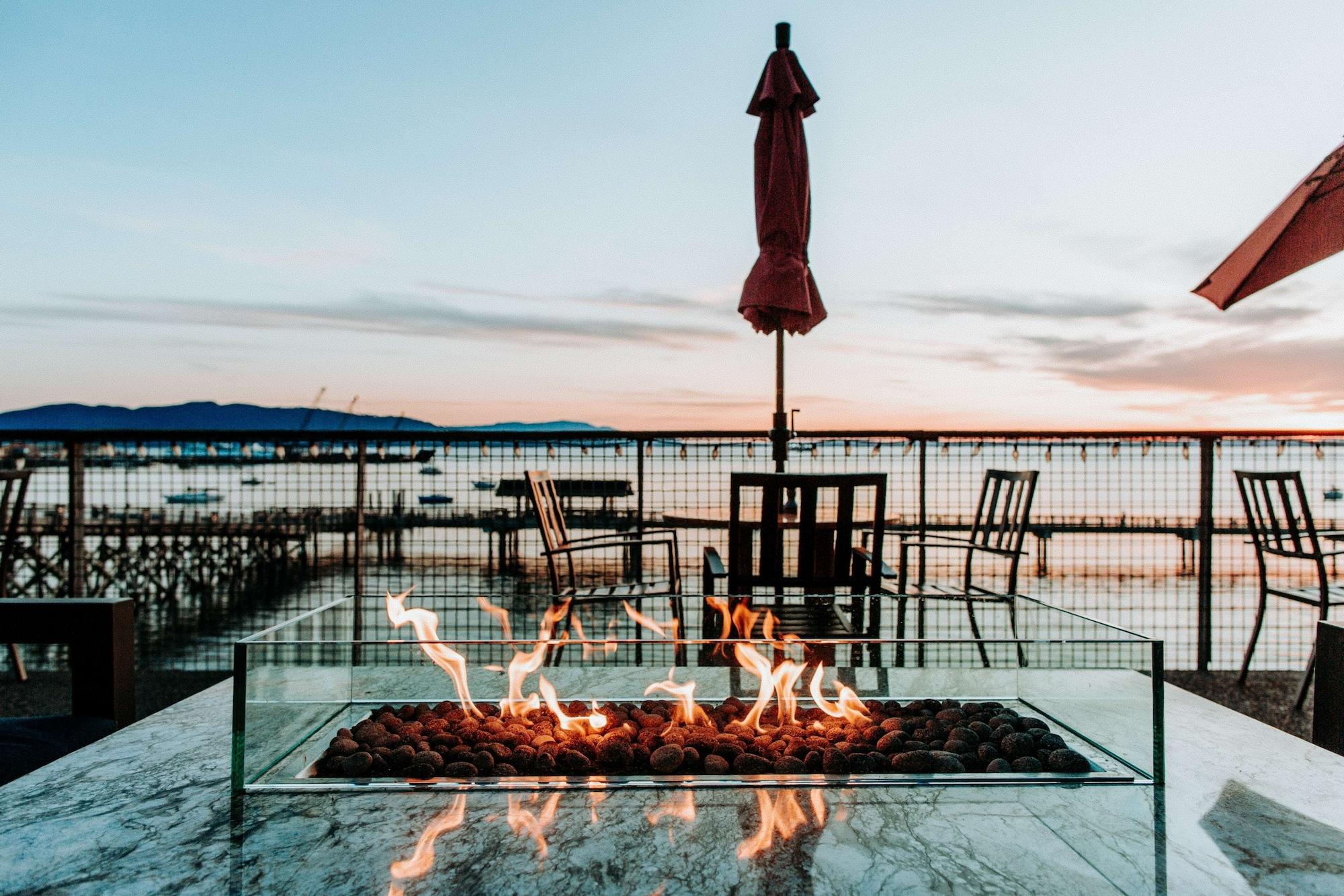 Bar/Salón Chrysalis Inn & Spa Bellingham, Curio Collection by Hilton