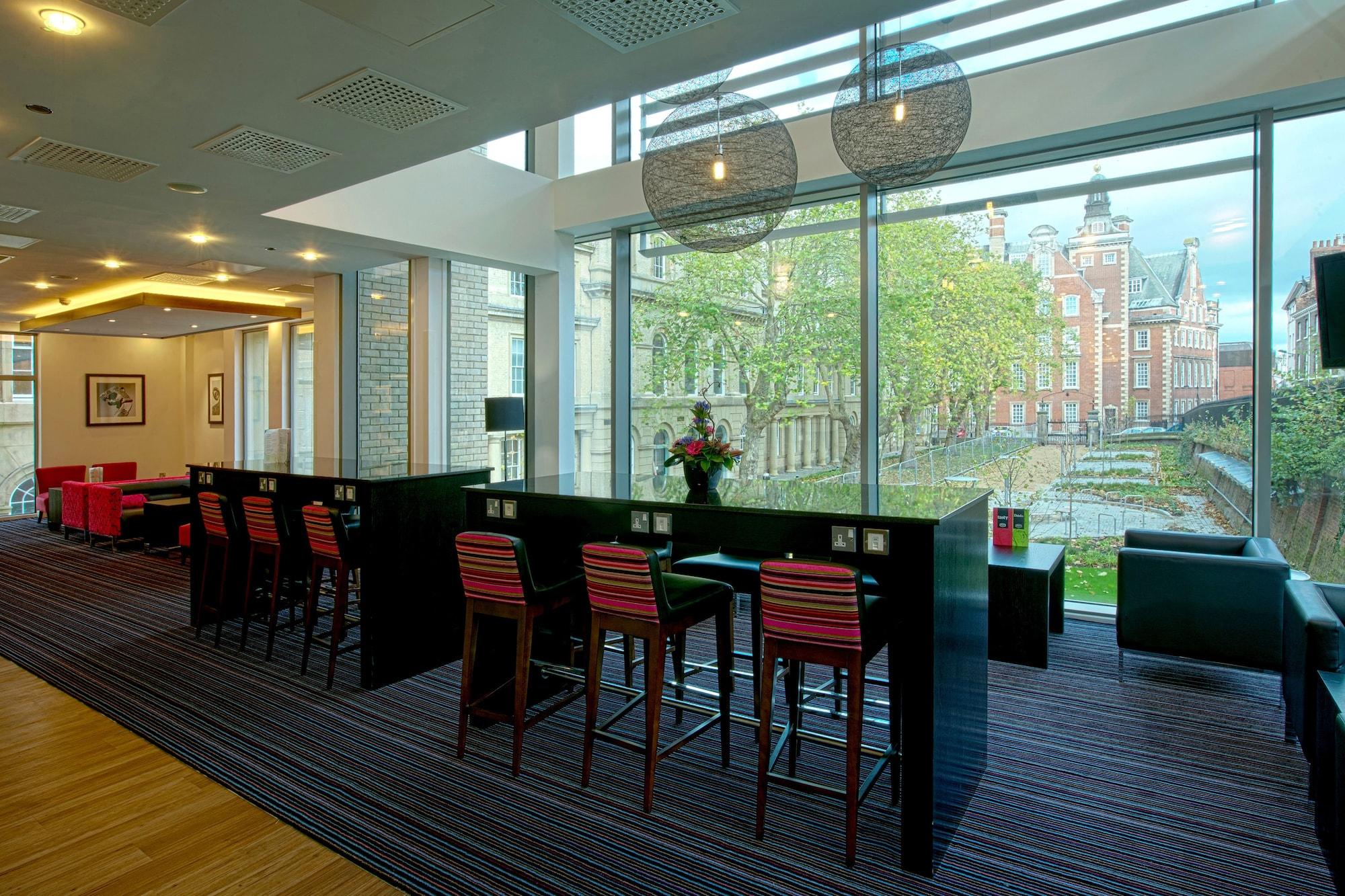 Bar/Salón Hampton by Hilton York