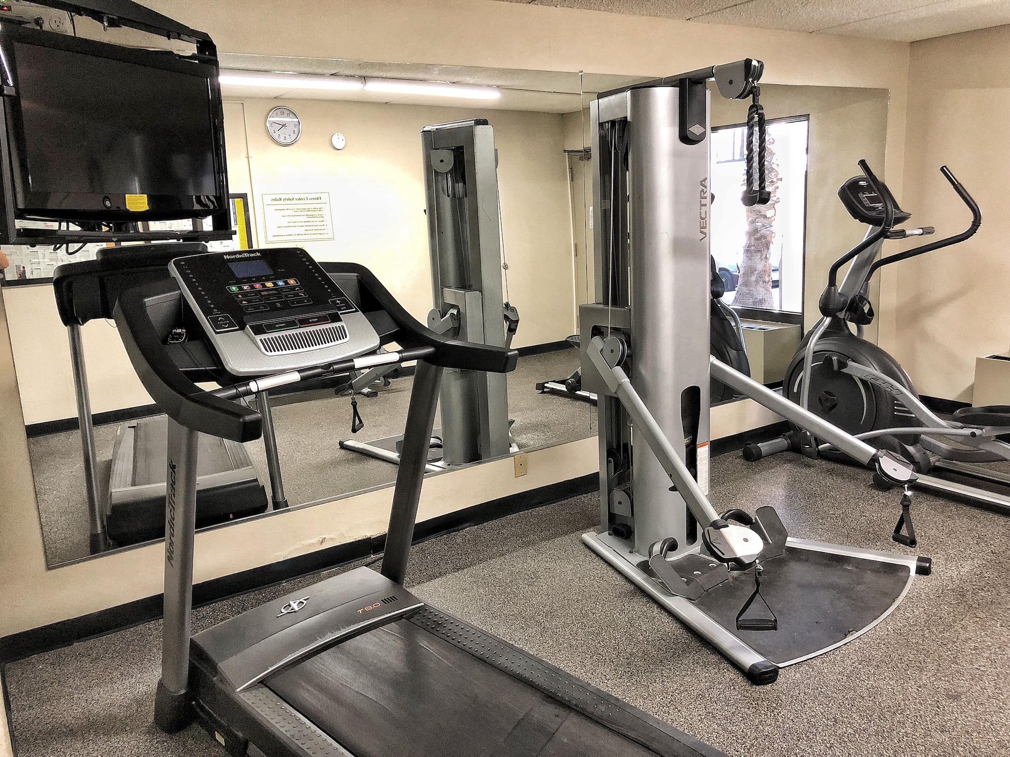 Gimnasio Quality Inn Riverside near UCR and Downtown