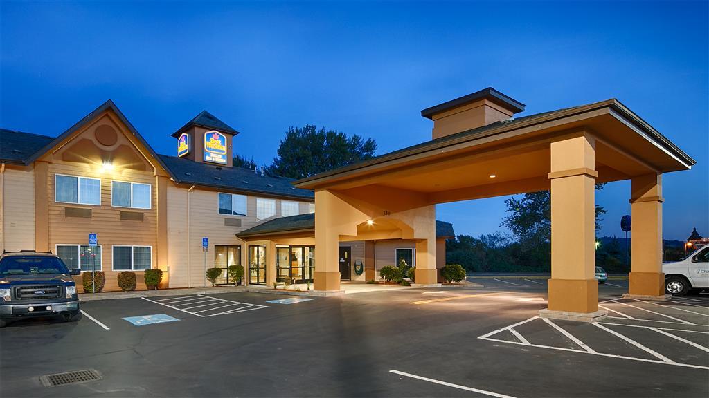 Vista Exterior Best Western Dallas Inn & Suites