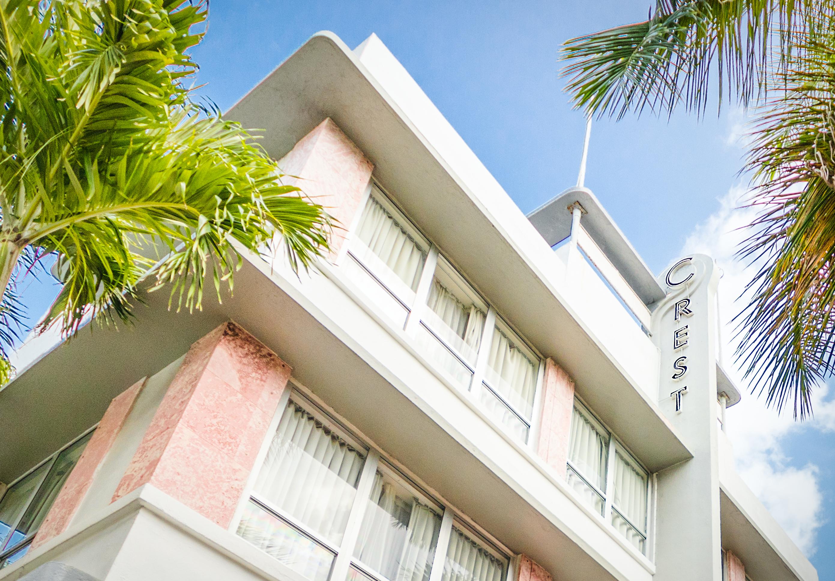 Vista Exterior Crest Hotel Suites